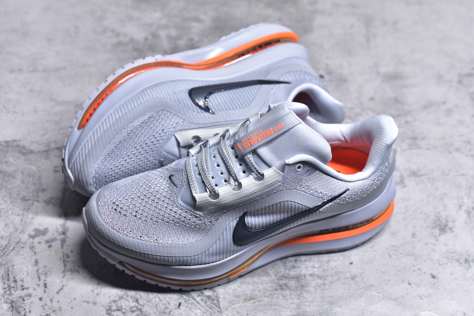 图片[7]-#NK Pegasus Premium 飞马全掌气垫跑步运动鞋 HQ2592-002 气垫的究极进化 NIKE2025新王炸 • 在特有Air科技加持下，耐克带来全新Pegasus Premium。这款跑鞋在传承耐克飞马（Pegasus）系列标志性的缓震功能的同时，将首次搭载耐克的塑型可视化Air Zoom气垫单元。• 塑型Air Zoom气垫单元贴合脚部的自然轮廓，帮助跑者在从后跟到脚趾的过渡中能够有效传递力量，带来一种前所未有的轻盈、顺畅回馈体验。中底采用ZoomX泡绵，后跟则使用ReactX泡绵，为跑者提供稳定流畅的推进感。• 塑型可视化Air Zoom气垫单元和精心配置的泡绵组合，让Pegasus Premium成为耐克飞马系列中颇具能量回馈的鞋款。• 全新Pegasus Premium不仅展示了耐克势头强劲的创新周期，证明了其特有的Air科技的强大实力，更体现了耐克倾听和服务运动员的能力。尺码：36 36.5 37.5 38 38.5 39 40 40.5 41 42 42.5 43 44 44.5 45 46-选品中心