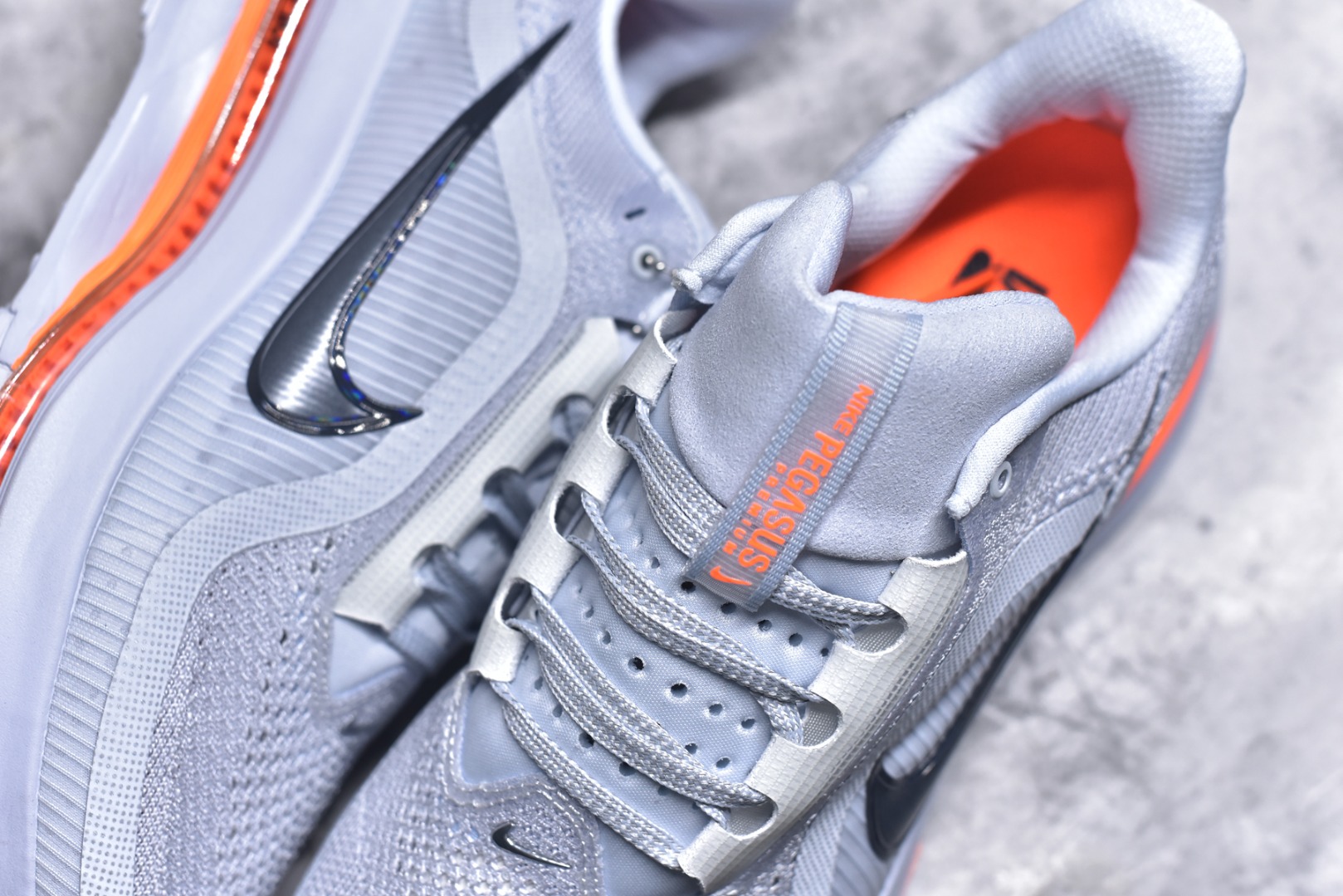 图片[9]-#NK Pegasus Premium 飞马全掌气垫跑步运动鞋 HQ2592-002 气垫的究极进化 NIKE2025新王炸 • 在特有Air科技加持下，耐克带来全新Pegasus Premium。这款跑鞋在传承耐克飞马（Pegasus）系列标志性的缓震功能的同时，将首次搭载耐克的塑型可视化Air Zoom气垫单元。• 塑型Air Zoom气垫单元贴合脚部的自然轮廓，帮助跑者在从后跟到脚趾的过渡中能够有效传递力量，带来一种前所未有的轻盈、顺畅回馈体验。中底采用ZoomX泡绵，后跟则使用ReactX泡绵，为跑者提供稳定流畅的推进感。• 塑型可视化Air Zoom气垫单元和精心配置的泡绵组合，让Pegasus Premium成为耐克飞马系列中颇具能量回馈的鞋款。• 全新Pegasus Premium不仅展示了耐克势头强劲的创新周期，证明了其特有的Air科技的强大实力，更体现了耐克倾听和服务运动员的能力。尺码：36 36.5 37.5 38 38.5 39 40 40.5 41 42 42.5 43 44 44.5 45 46-选品中心