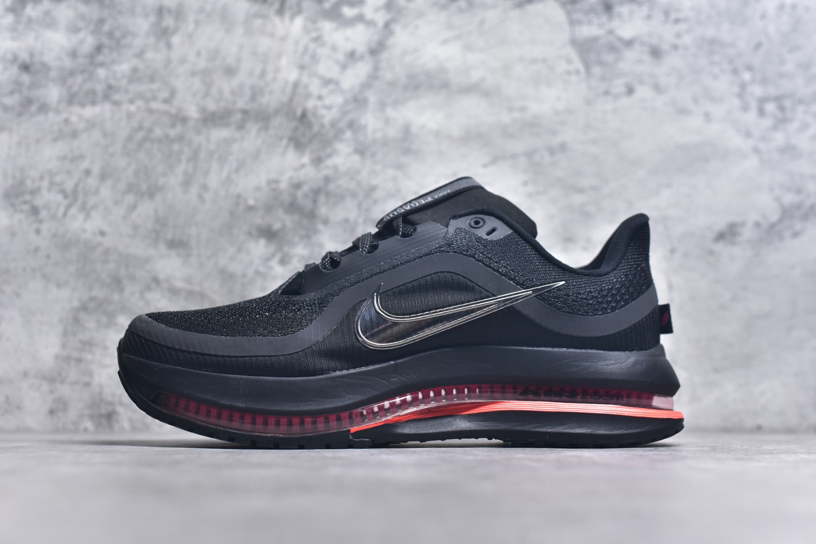 #NK Pegasus Premium 飞马全掌气垫跑步运动鞋 HQ2592-003气垫的究极进化 NIKE2025新王炸 • 在特有Air科技加持下，耐克带来全新Pegasus Premium。这款跑鞋在传承耐克飞马（Pegasus）系列标志性的缓震功能的同时，将首次搭载耐克的塑型可视化Air Zoom气垫单元。• 塑型Air Zoom气垫单元贴合脚部的自然轮廓，帮助跑者在从后跟到脚趾的过渡中能够有效传递力量，带来一种前所未有的轻盈、顺畅回馈体验。中底采用ZoomX泡绵，后跟则使用ReactX泡绵，为跑者提供稳定流畅的推进感。• 塑型可视化Air Zoom气垫单元和精心配置的泡绵组合，让Pegasus Premium成为耐克飞马系列中颇具能量回馈的鞋款。• 全新Pegasus Premium不仅展示了耐克势头强劲的创新周期，证明了其特有的Air科技的强大实力，更体现了耐克倾听和服务运动员的能力。尺码：36 36.5 37.5 38 38.5 39 40 40.5 41 42 42.5 43 44 44.5 45 46-选品中心