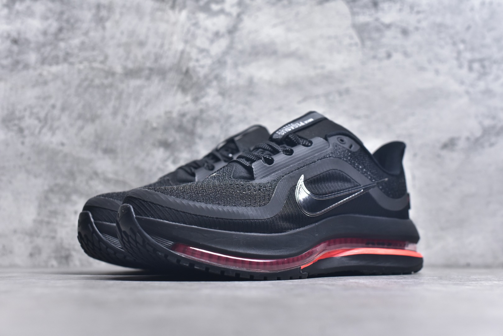 图片[2]-#NK Pegasus Premium 飞马全掌气垫跑步运动鞋 HQ2592-003气垫的究极进化 NIKE2025新王炸 • 在特有Air科技加持下，耐克带来全新Pegasus Premium。这款跑鞋在传承耐克飞马（Pegasus）系列标志性的缓震功能的同时，将首次搭载耐克的塑型可视化Air Zoom气垫单元。• 塑型Air Zoom气垫单元贴合脚部的自然轮廓，帮助跑者在从后跟到脚趾的过渡中能够有效传递力量，带来一种前所未有的轻盈、顺畅回馈体验。中底采用ZoomX泡绵，后跟则使用ReactX泡绵，为跑者提供稳定流畅的推进感。• 塑型可视化Air Zoom气垫单元和精心配置的泡绵组合，让Pegasus Premium成为耐克飞马系列中颇具能量回馈的鞋款。• 全新Pegasus Premium不仅展示了耐克势头强劲的创新周期，证明了其特有的Air科技的强大实力，更体现了耐克倾听和服务运动员的能力。尺码：36 36.5 37.5 38 38.5 39 40 40.5 41 42 42.5 43 44 44.5 45 46-选品中心