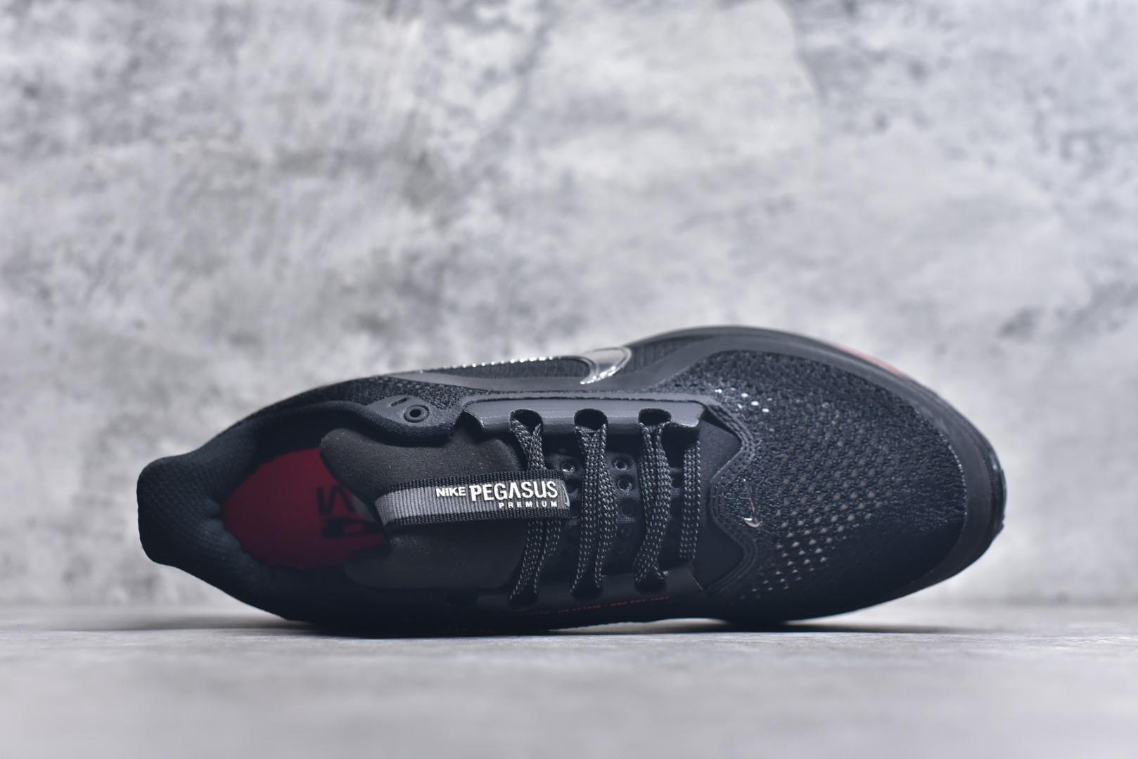 图片[4]-#NK Pegasus Premium 飞马全掌气垫跑步运动鞋 HQ2592-003气垫的究极进化 NIKE2025新王炸 • 在特有Air科技加持下，耐克带来全新Pegasus Premium。这款跑鞋在传承耐克飞马（Pegasus）系列标志性的缓震功能的同时，将首次搭载耐克的塑型可视化Air Zoom气垫单元。• 塑型Air Zoom气垫单元贴合脚部的自然轮廓，帮助跑者在从后跟到脚趾的过渡中能够有效传递力量，带来一种前所未有的轻盈、顺畅回馈体验。中底采用ZoomX泡绵，后跟则使用ReactX泡绵，为跑者提供稳定流畅的推进感。• 塑型可视化Air Zoom气垫单元和精心配置的泡绵组合，让Pegasus Premium成为耐克飞马系列中颇具能量回馈的鞋款。• 全新Pegasus Premium不仅展示了耐克势头强劲的创新周期，证明了其特有的Air科技的强大实力，更体现了耐克倾听和服务运动员的能力。尺码：36 36.5 37.5 38 38.5 39 40 40.5 41 42 42.5 43 44 44.5 45 46-选品中心