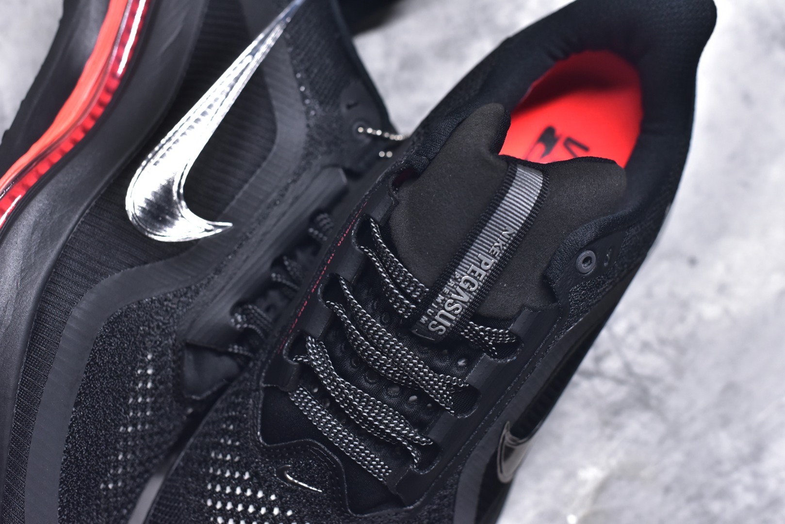 图片[9]-#NK Pegasus Premium 飞马全掌气垫跑步运动鞋 HQ2592-003气垫的究极进化 NIKE2025新王炸 • 在特有Air科技加持下，耐克带来全新Pegasus Premium。这款跑鞋在传承耐克飞马（Pegasus）系列标志性的缓震功能的同时，将首次搭载耐克的塑型可视化Air Zoom气垫单元。• 塑型Air Zoom气垫单元贴合脚部的自然轮廓，帮助跑者在从后跟到脚趾的过渡中能够有效传递力量，带来一种前所未有的轻盈、顺畅回馈体验。中底采用ZoomX泡绵，后跟则使用ReactX泡绵，为跑者提供稳定流畅的推进感。• 塑型可视化Air Zoom气垫单元和精心配置的泡绵组合，让Pegasus Premium成为耐克飞马系列中颇具能量回馈的鞋款。• 全新Pegasus Premium不仅展示了耐克势头强劲的创新周期，证明了其特有的Air科技的强大实力，更体现了耐克倾听和服务运动员的能力。尺码：36 36.5 37.5 38 38.5 39 40 40.5 41 42 42.5 43 44 44.5 45 46-选品中心
