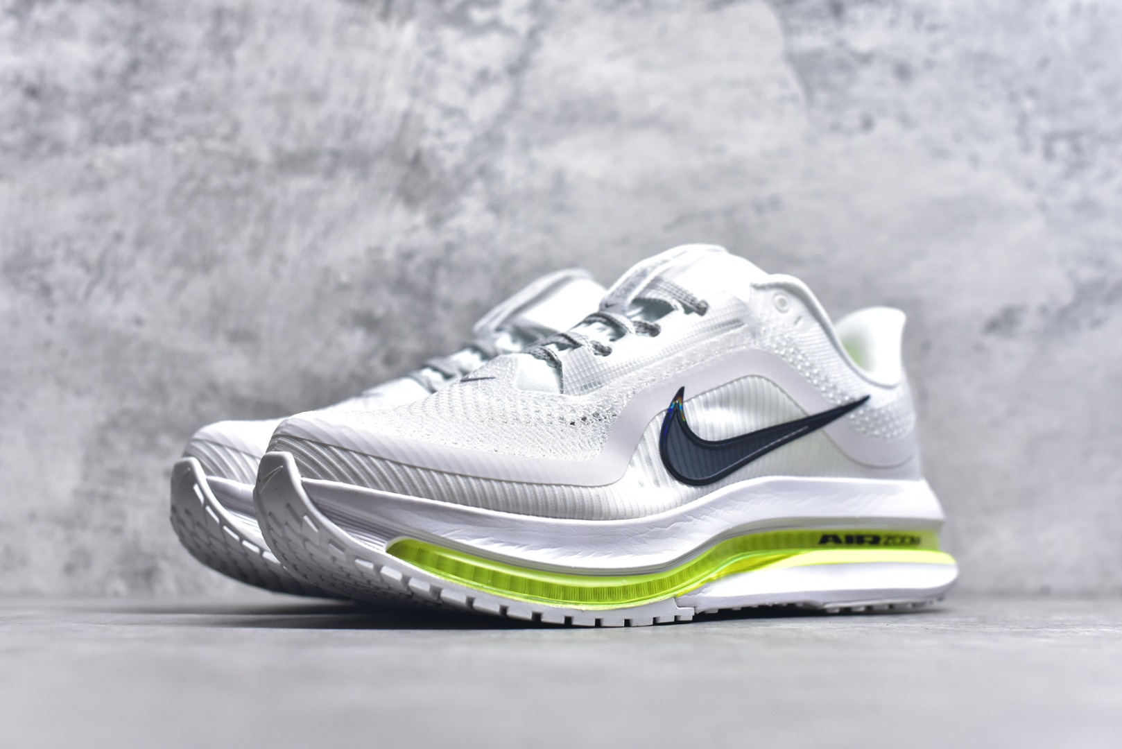 图片[2]-#NK Pegasus Premium 飞马全掌气垫跑步运动鞋 HQ2592-100 气垫的究极进化 NIKE2025新王炸 • 在特有Air科技加持下，耐克带来全新Pegasus Premium。这款跑鞋在传承耐克飞马（Pegasus）系列标志性的缓震功能的同时，将首次搭载耐克的塑型可视化Air Zoom气垫单元。• 塑型Air Zoom气垫单元贴合脚部的自然轮廓，帮助跑者在从后跟到脚趾的过渡中能够有效传递力量，带来一种前所未有的轻盈、顺畅回馈体验。中底采用ZoomX泡绵，后跟则使用ReactX泡绵，为跑者提供稳定流畅的推进感。• 塑型可视化Air Zoom气垫单元和精心配置的泡绵组合，让Pegasus Premium成为耐克飞马系列中颇具能量回馈的鞋款。• 全新Pegasus Premium不仅展示了耐克势头强劲的创新周期，证明了其特有的Air科技的强大实力，更体现了耐克倾听和服务运动员的能力。尺码： 39 40 40.5 41 42 42.5 43 44 44.5 45 46-选品中心