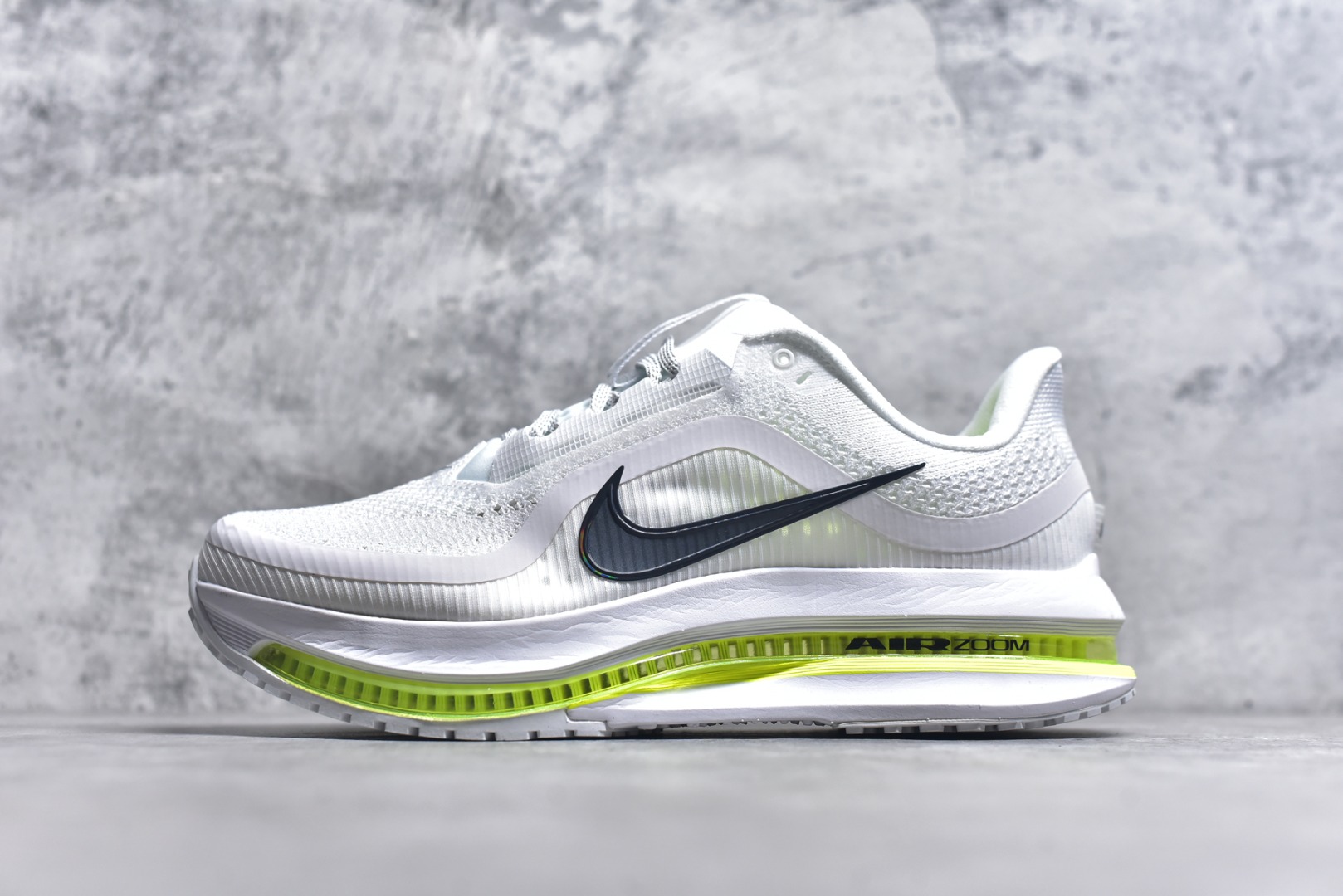 #NK Pegasus Premium 飞马全掌气垫跑步运动鞋 HQ2592-100 气垫的究极进化 NIKE2025新王炸 • 在特有Air科技加持下，耐克带来全新Pegasus Premium。这款跑鞋在传承耐克飞马（Pegasus）系列标志性的缓震功能的同时，将首次搭载耐克的塑型可视化Air Zoom气垫单元。• 塑型Air Zoom气垫单元贴合脚部的自然轮廓，帮助跑者在从后跟到脚趾的过渡中能够有效传递力量，带来一种前所未有的轻盈、顺畅回馈体验。中底采用ZoomX泡绵，后跟则使用ReactX泡绵，为跑者提供稳定流畅的推进感。• 塑型可视化Air Zoom气垫单元和精心配置的泡绵组合，让Pegasus Premium成为耐克飞马系列中颇具能量回馈的鞋款。• 全新Pegasus Premium不仅展示了耐克势头强劲的创新周期，证明了其特有的Air科技的强大实力，更体现了耐克倾听和服务运动员的能力。尺码： 39 40 40.5 41 42 42.5 43 44 44.5 45 46-选品中心