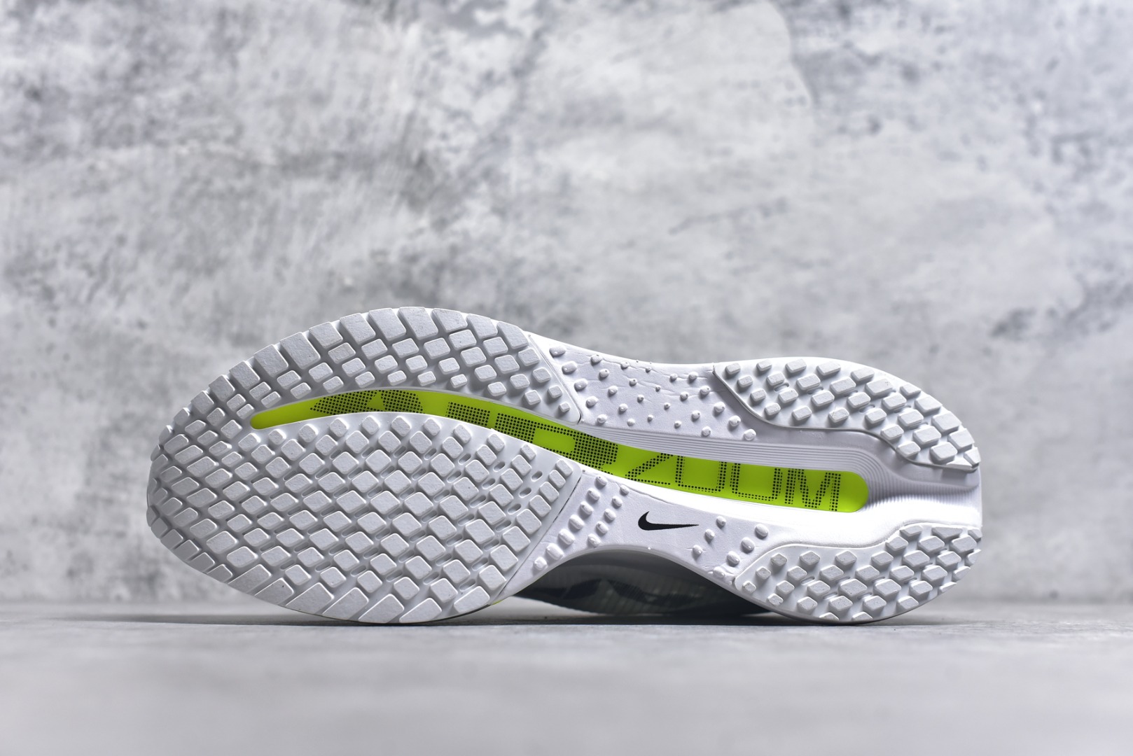 图片[6]-#NK Pegasus Premium 飞马全掌气垫跑步运动鞋 HQ2592-100 气垫的究极进化 NIKE2025新王炸 • 在特有Air科技加持下，耐克带来全新Pegasus Premium。这款跑鞋在传承耐克飞马（Pegasus）系列标志性的缓震功能的同时，将首次搭载耐克的塑型可视化Air Zoom气垫单元。• 塑型Air Zoom气垫单元贴合脚部的自然轮廓，帮助跑者在从后跟到脚趾的过渡中能够有效传递力量，带来一种前所未有的轻盈、顺畅回馈体验。中底采用ZoomX泡绵，后跟则使用ReactX泡绵，为跑者提供稳定流畅的推进感。• 塑型可视化Air Zoom气垫单元和精心配置的泡绵组合，让Pegasus Premium成为耐克飞马系列中颇具能量回馈的鞋款。• 全新Pegasus Premium不仅展示了耐克势头强劲的创新周期，证明了其特有的Air科技的强大实力，更体现了耐克倾听和服务运动员的能力。尺码： 39 40 40.5 41 42 42.5 43 44 44.5 45 46-选品中心