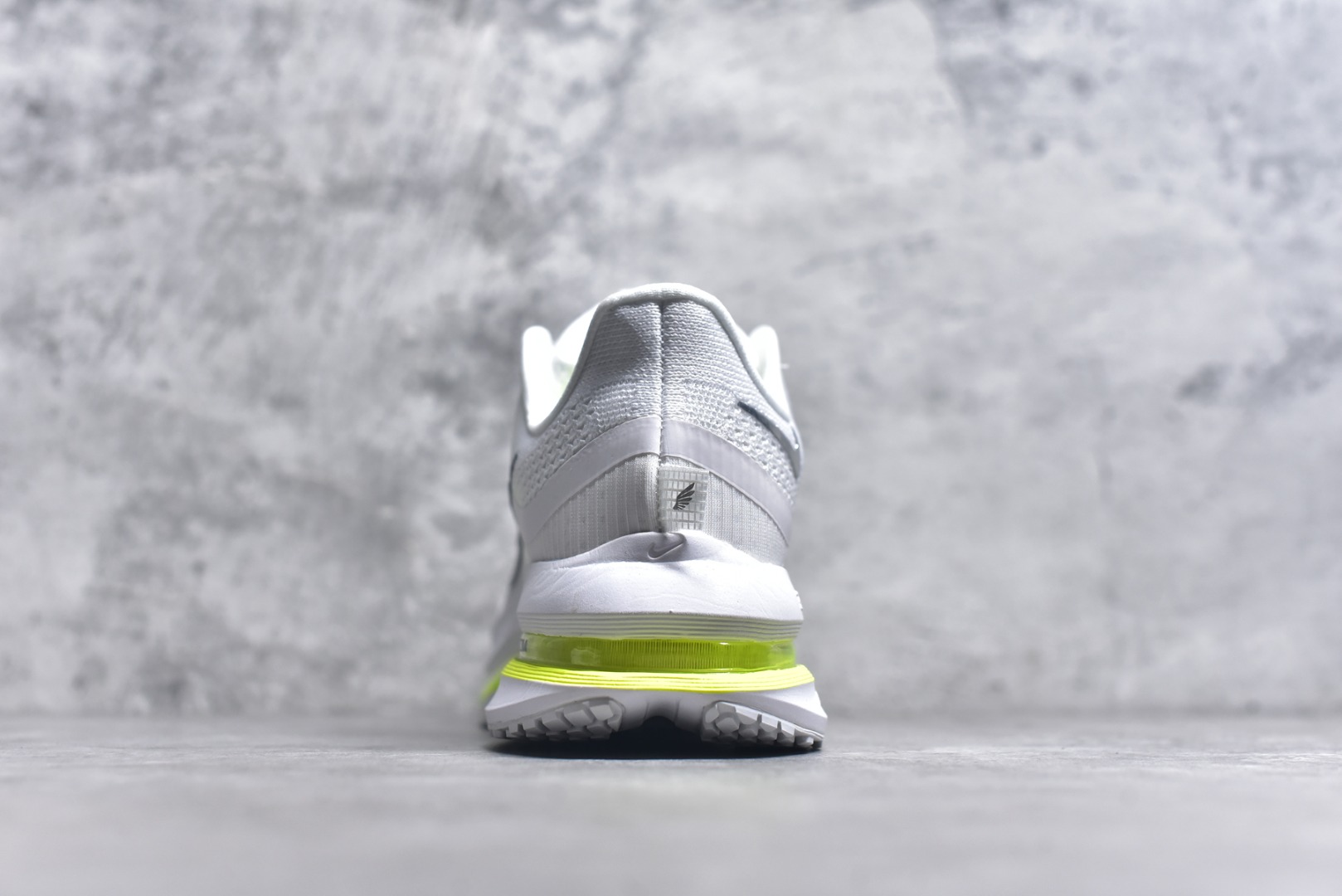 图片[5]-#NK Pegasus Premium 飞马全掌气垫跑步运动鞋 HQ2592-100 气垫的究极进化 NIKE2025新王炸 • 在特有Air科技加持下，耐克带来全新Pegasus Premium。这款跑鞋在传承耐克飞马（Pegasus）系列标志性的缓震功能的同时，将首次搭载耐克的塑型可视化Air Zoom气垫单元。• 塑型Air Zoom气垫单元贴合脚部的自然轮廓，帮助跑者在从后跟到脚趾的过渡中能够有效传递力量，带来一种前所未有的轻盈、顺畅回馈体验。中底采用ZoomX泡绵，后跟则使用ReactX泡绵，为跑者提供稳定流畅的推进感。• 塑型可视化Air Zoom气垫单元和精心配置的泡绵组合，让Pegasus Premium成为耐克飞马系列中颇具能量回馈的鞋款。• 全新Pegasus Premium不仅展示了耐克势头强劲的创新周期，证明了其特有的Air科技的强大实力，更体现了耐克倾听和服务运动员的能力。尺码： 39 40 40.5 41 42 42.5 43 44 44.5 45 46-选品中心