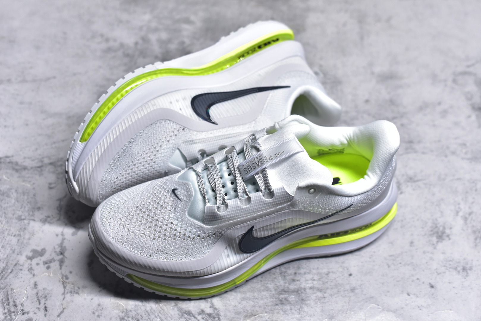 图片[7]-#NK Pegasus Premium 飞马全掌气垫跑步运动鞋 HQ2592-100 气垫的究极进化 NIKE2025新王炸 • 在特有Air科技加持下，耐克带来全新Pegasus Premium。这款跑鞋在传承耐克飞马（Pegasus）系列标志性的缓震功能的同时，将首次搭载耐克的塑型可视化Air Zoom气垫单元。• 塑型Air Zoom气垫单元贴合脚部的自然轮廓，帮助跑者在从后跟到脚趾的过渡中能够有效传递力量，带来一种前所未有的轻盈、顺畅回馈体验。中底采用ZoomX泡绵，后跟则使用ReactX泡绵，为跑者提供稳定流畅的推进感。• 塑型可视化Air Zoom气垫单元和精心配置的泡绵组合，让Pegasus Premium成为耐克飞马系列中颇具能量回馈的鞋款。• 全新Pegasus Premium不仅展示了耐克势头强劲的创新周期，证明了其特有的Air科技的强大实力，更体现了耐克倾听和服务运动员的能力。尺码： 39 40 40.5 41 42 42.5 43 44 44.5 45 46-选品中心
