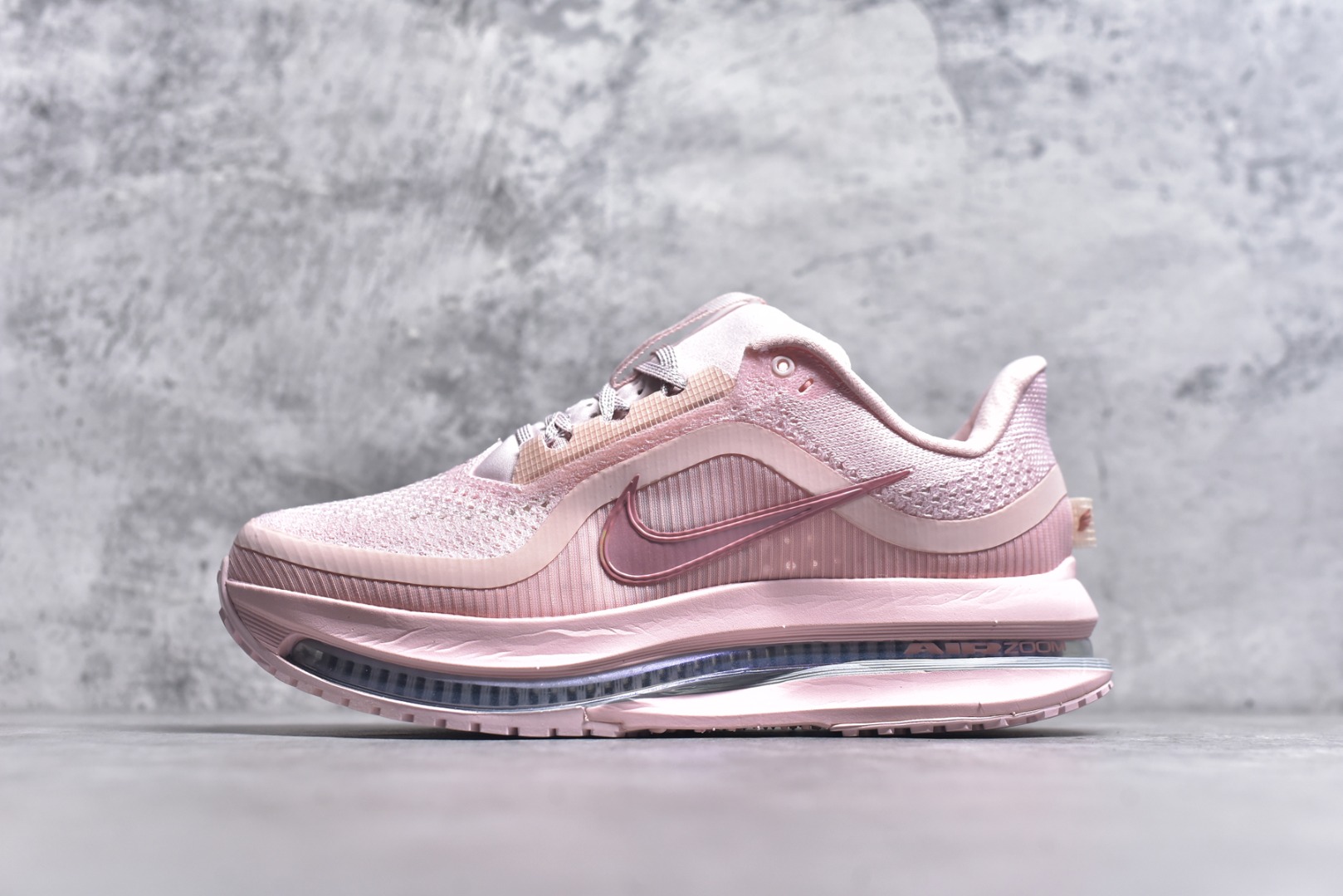 #NK Pegasus Premium 飞马全掌气垫跑步运动鞋 HQ2593-601气垫的究极进化 NIKE2025新王炸 • 在特有Air科技加持下，耐克带来全新Pegasus Premium。这款跑鞋在传承耐克飞马（Pegasus）系列标志性的缓震功能的同时，将首次搭载耐克的塑型可视化Air Zoom气垫单元。• 塑型Air Zoom气垫单元贴合脚部的自然轮廓，帮助跑者在从后跟到脚趾的过渡中能够有效传递力量，带来一种前所未有的轻盈、顺畅回馈体验。中底采用ZoomX泡绵，后跟则使用ReactX泡绵，为跑者提供稳定流畅的推进感。• 塑型可视化Air Zoom气垫单元和精心配置的泡绵组合，让Pegasus Premium成为耐克飞马系列中颇具能量回馈的鞋款。• 全新Pegasus Premium不仅展示了耐克势头强劲的创新周期，证明了其特有的Air科技的强大实力，更体现了耐克倾听和服务运动员的能力。尺码：36 36.5 37.5 38 38.5 39 40-选品中心