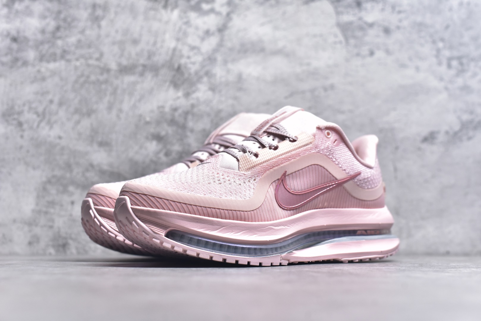 图片[2]-#NK Pegasus Premium 飞马全掌气垫跑步运动鞋 HQ2593-601气垫的究极进化 NIKE2025新王炸 • 在特有Air科技加持下，耐克带来全新Pegasus Premium。这款跑鞋在传承耐克飞马（Pegasus）系列标志性的缓震功能的同时，将首次搭载耐克的塑型可视化Air Zoom气垫单元。• 塑型Air Zoom气垫单元贴合脚部的自然轮廓，帮助跑者在从后跟到脚趾的过渡中能够有效传递力量，带来一种前所未有的轻盈、顺畅回馈体验。中底采用ZoomX泡绵，后跟则使用ReactX泡绵，为跑者提供稳定流畅的推进感。• 塑型可视化Air Zoom气垫单元和精心配置的泡绵组合，让Pegasus Premium成为耐克飞马系列中颇具能量回馈的鞋款。• 全新Pegasus Premium不仅展示了耐克势头强劲的创新周期，证明了其特有的Air科技的强大实力，更体现了耐克倾听和服务运动员的能力。尺码：36 36.5 37.5 38 38.5 39 40-选品中心