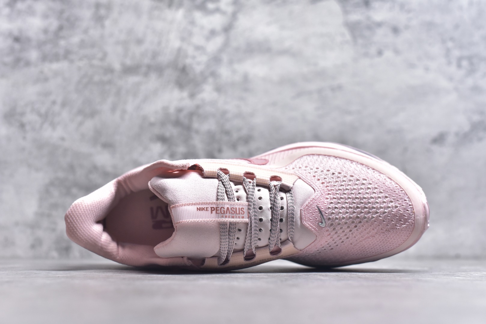 图片[4]-#NK Pegasus Premium 飞马全掌气垫跑步运动鞋 HQ2593-601气垫的究极进化 NIKE2025新王炸 • 在特有Air科技加持下，耐克带来全新Pegasus Premium。这款跑鞋在传承耐克飞马（Pegasus）系列标志性的缓震功能的同时，将首次搭载耐克的塑型可视化Air Zoom气垫单元。• 塑型Air Zoom气垫单元贴合脚部的自然轮廓，帮助跑者在从后跟到脚趾的过渡中能够有效传递力量，带来一种前所未有的轻盈、顺畅回馈体验。中底采用ZoomX泡绵，后跟则使用ReactX泡绵，为跑者提供稳定流畅的推进感。• 塑型可视化Air Zoom气垫单元和精心配置的泡绵组合，让Pegasus Premium成为耐克飞马系列中颇具能量回馈的鞋款。• 全新Pegasus Premium不仅展示了耐克势头强劲的创新周期，证明了其特有的Air科技的强大实力，更体现了耐克倾听和服务运动员的能力。尺码：36 36.5 37.5 38 38.5 39 40-选品中心