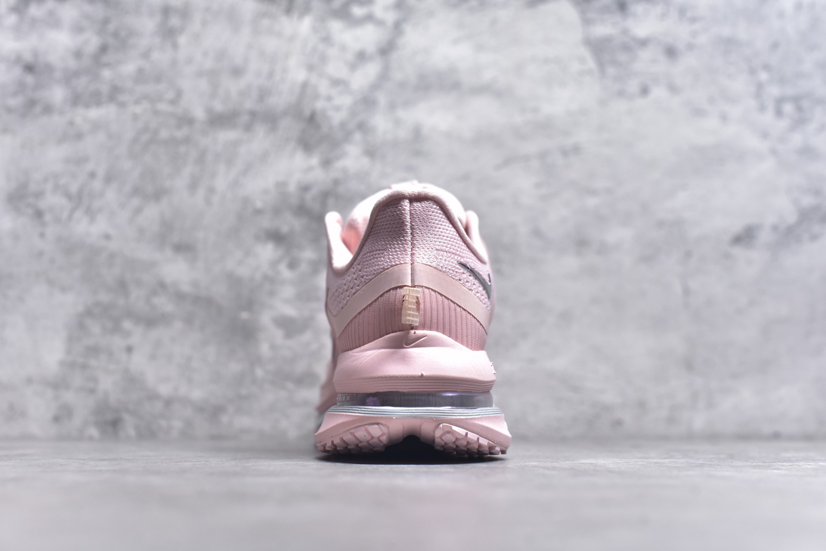 图片[5]-#NK Pegasus Premium 飞马全掌气垫跑步运动鞋 HQ2593-601气垫的究极进化 NIKE2025新王炸 • 在特有Air科技加持下，耐克带来全新Pegasus Premium。这款跑鞋在传承耐克飞马（Pegasus）系列标志性的缓震功能的同时，将首次搭载耐克的塑型可视化Air Zoom气垫单元。• 塑型Air Zoom气垫单元贴合脚部的自然轮廓，帮助跑者在从后跟到脚趾的过渡中能够有效传递力量，带来一种前所未有的轻盈、顺畅回馈体验。中底采用ZoomX泡绵，后跟则使用ReactX泡绵，为跑者提供稳定流畅的推进感。• 塑型可视化Air Zoom气垫单元和精心配置的泡绵组合，让Pegasus Premium成为耐克飞马系列中颇具能量回馈的鞋款。• 全新Pegasus Premium不仅展示了耐克势头强劲的创新周期，证明了其特有的Air科技的强大实力，更体现了耐克倾听和服务运动员的能力。尺码：36 36.5 37.5 38 38.5 39 40-选品中心