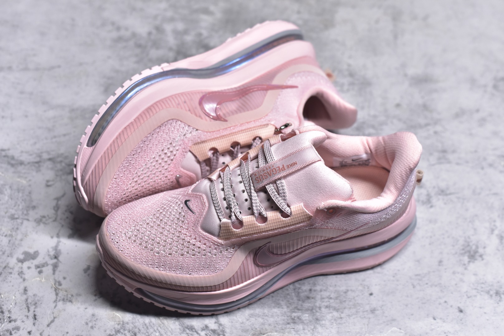 图片[7]-#NK Pegasus Premium 飞马全掌气垫跑步运动鞋 HQ2593-601气垫的究极进化 NIKE2025新王炸 • 在特有Air科技加持下，耐克带来全新Pegasus Premium。这款跑鞋在传承耐克飞马（Pegasus）系列标志性的缓震功能的同时，将首次搭载耐克的塑型可视化Air Zoom气垫单元。• 塑型Air Zoom气垫单元贴合脚部的自然轮廓，帮助跑者在从后跟到脚趾的过渡中能够有效传递力量，带来一种前所未有的轻盈、顺畅回馈体验。中底采用ZoomX泡绵，后跟则使用ReactX泡绵，为跑者提供稳定流畅的推进感。• 塑型可视化Air Zoom气垫单元和精心配置的泡绵组合，让Pegasus Premium成为耐克飞马系列中颇具能量回馈的鞋款。• 全新Pegasus Premium不仅展示了耐克势头强劲的创新周期，证明了其特有的Air科技的强大实力，更体现了耐克倾听和服务运动员的能力。尺码：36 36.5 37.5 38 38.5 39 40-选品中心