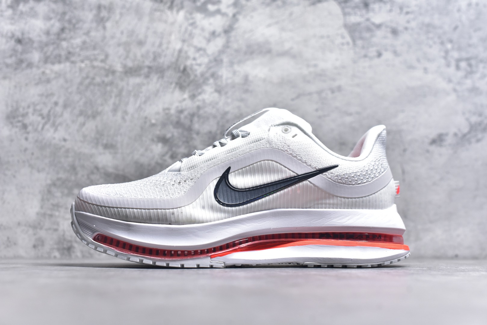 #NK Pegasus Premium 飞马全掌气垫跑步运动鞋 HQ2592-101 气垫的究极进化 NIKE2025新王炸 • 在特有Air科技加持下，耐克带来全新Pegasus Premium。这款跑鞋在传承耐克飞马（Pegasus）系列标志性的缓震功能的同时，将首次搭载耐克的塑型可视化Air Zoom气垫单元。• 塑型Air Zoom气垫单元贴合脚部的自然轮廓，帮助跑者在从后跟到脚趾的过渡中能够有效传递力量，带来一种前所未有的轻盈、顺畅回馈体验。中底采用ZoomX泡绵，后跟则使用ReactX泡绵，为跑者提供稳定流畅的推进感。• 塑型可视化Air Zoom气垫单元和精心配置的泡绵组合，让Pegasus Premium成为耐克飞马系列中颇具能量回馈的鞋款。• 全新Pegasus Premium不仅展示了耐克势头强劲的创新周期，证明了其特有的Air科技的强大实力，更体现了耐克倾听和服务运动员的能力。尺码：36 36.5 37.5 38 38.5 39 40 40.5 41 42 42.5 43 44 44.5 45 46-选品中心