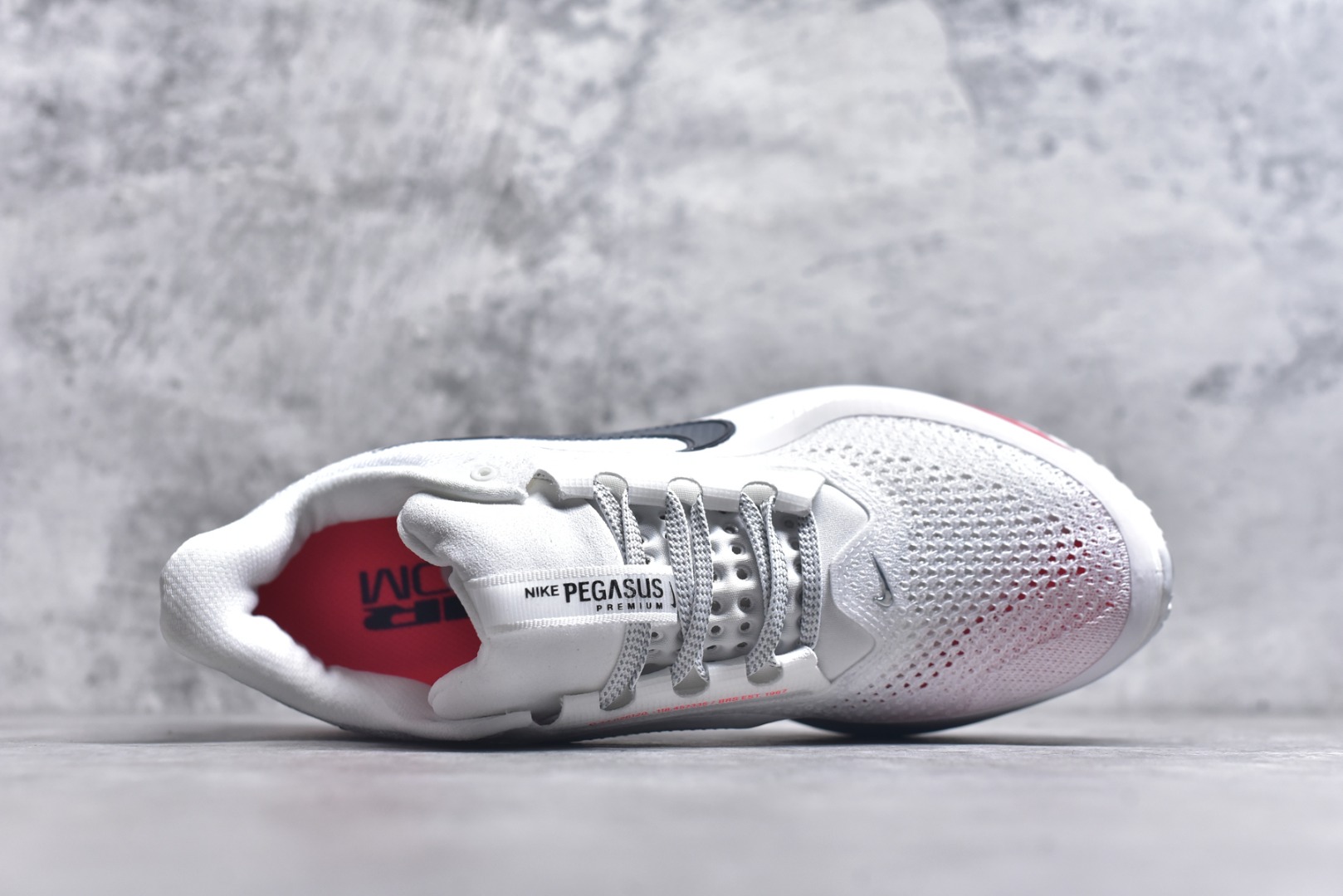 图片[4]-#NK Pegasus Premium 飞马全掌气垫跑步运动鞋 HQ2592-101 气垫的究极进化 NIKE2025新王炸 • 在特有Air科技加持下，耐克带来全新Pegasus Premium。这款跑鞋在传承耐克飞马（Pegasus）系列标志性的缓震功能的同时，将首次搭载耐克的塑型可视化Air Zoom气垫单元。• 塑型Air Zoom气垫单元贴合脚部的自然轮廓，帮助跑者在从后跟到脚趾的过渡中能够有效传递力量，带来一种前所未有的轻盈、顺畅回馈体验。中底采用ZoomX泡绵，后跟则使用ReactX泡绵，为跑者提供稳定流畅的推进感。• 塑型可视化Air Zoom气垫单元和精心配置的泡绵组合，让Pegasus Premium成为耐克飞马系列中颇具能量回馈的鞋款。• 全新Pegasus Premium不仅展示了耐克势头强劲的创新周期，证明了其特有的Air科技的强大实力，更体现了耐克倾听和服务运动员的能力。尺码：36 36.5 37.5 38 38.5 39 40 40.5 41 42 42.5 43 44 44.5 45 46-选品中心