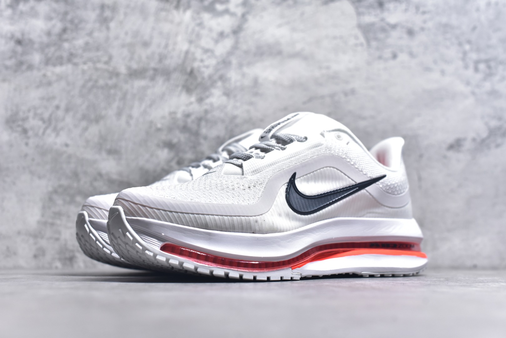 图片[2]-#NK Pegasus Premium 飞马全掌气垫跑步运动鞋 HQ2592-101 气垫的究极进化 NIKE2025新王炸 • 在特有Air科技加持下，耐克带来全新Pegasus Premium。这款跑鞋在传承耐克飞马（Pegasus）系列标志性的缓震功能的同时，将首次搭载耐克的塑型可视化Air Zoom气垫单元。• 塑型Air Zoom气垫单元贴合脚部的自然轮廓，帮助跑者在从后跟到脚趾的过渡中能够有效传递力量，带来一种前所未有的轻盈、顺畅回馈体验。中底采用ZoomX泡绵，后跟则使用ReactX泡绵，为跑者提供稳定流畅的推进感。• 塑型可视化Air Zoom气垫单元和精心配置的泡绵组合，让Pegasus Premium成为耐克飞马系列中颇具能量回馈的鞋款。• 全新Pegasus Premium不仅展示了耐克势头强劲的创新周期，证明了其特有的Air科技的强大实力，更体现了耐克倾听和服务运动员的能力。尺码：36 36.5 37.5 38 38.5 39 40 40.5 41 42 42.5 43 44 44.5 45 46-选品中心
