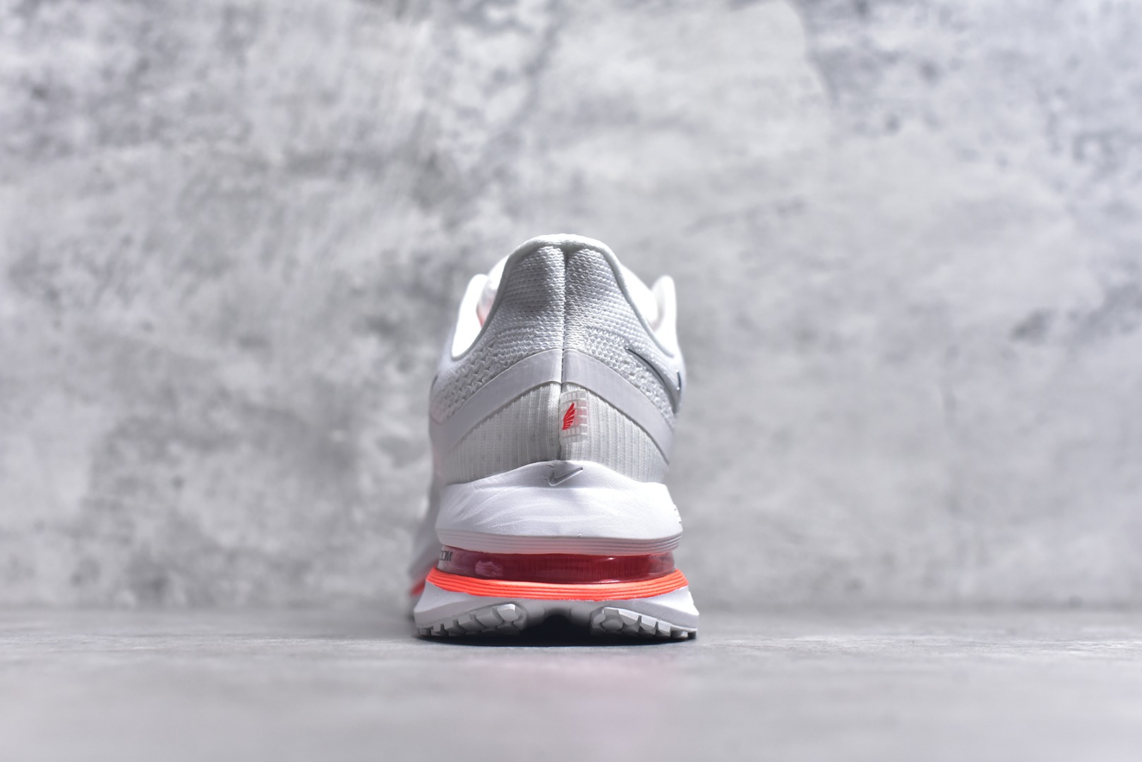 图片[5]-#NK Pegasus Premium 飞马全掌气垫跑步运动鞋 HQ2592-101 气垫的究极进化 NIKE2025新王炸 • 在特有Air科技加持下，耐克带来全新Pegasus Premium。这款跑鞋在传承耐克飞马（Pegasus）系列标志性的缓震功能的同时，将首次搭载耐克的塑型可视化Air Zoom气垫单元。• 塑型Air Zoom气垫单元贴合脚部的自然轮廓，帮助跑者在从后跟到脚趾的过渡中能够有效传递力量，带来一种前所未有的轻盈、顺畅回馈体验。中底采用ZoomX泡绵，后跟则使用ReactX泡绵，为跑者提供稳定流畅的推进感。• 塑型可视化Air Zoom气垫单元和精心配置的泡绵组合，让Pegasus Premium成为耐克飞马系列中颇具能量回馈的鞋款。• 全新Pegasus Premium不仅展示了耐克势头强劲的创新周期，证明了其特有的Air科技的强大实力，更体现了耐克倾听和服务运动员的能力。尺码：36 36.5 37.5 38 38.5 39 40 40.5 41 42 42.5 43 44 44.5 45 46-选品中心