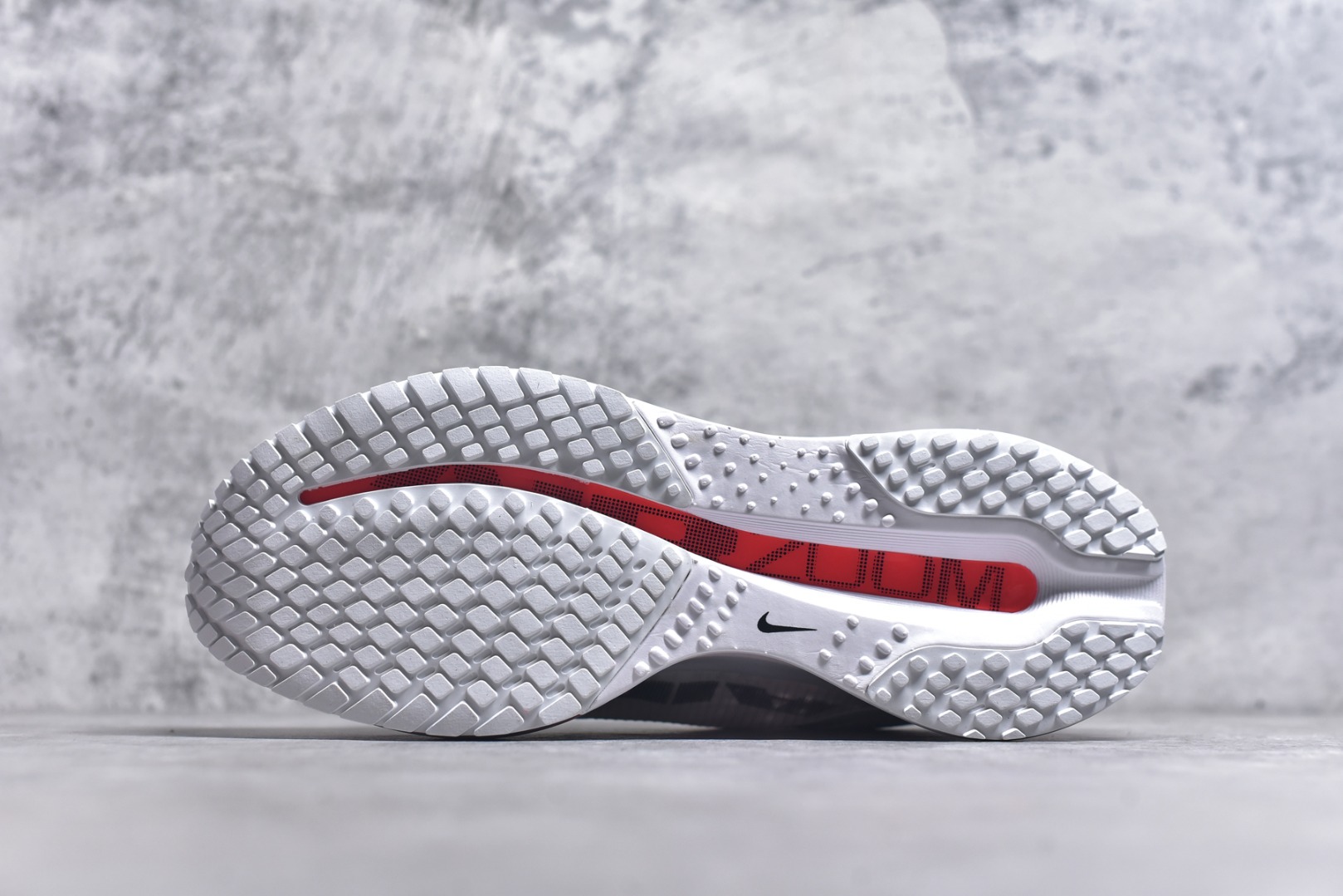 图片[6]-#NK Pegasus Premium 飞马全掌气垫跑步运动鞋 HQ2592-101 气垫的究极进化 NIKE2025新王炸 • 在特有Air科技加持下，耐克带来全新Pegasus Premium。这款跑鞋在传承耐克飞马（Pegasus）系列标志性的缓震功能的同时，将首次搭载耐克的塑型可视化Air Zoom气垫单元。• 塑型Air Zoom气垫单元贴合脚部的自然轮廓，帮助跑者在从后跟到脚趾的过渡中能够有效传递力量，带来一种前所未有的轻盈、顺畅回馈体验。中底采用ZoomX泡绵，后跟则使用ReactX泡绵，为跑者提供稳定流畅的推进感。• 塑型可视化Air Zoom气垫单元和精心配置的泡绵组合，让Pegasus Premium成为耐克飞马系列中颇具能量回馈的鞋款。• 全新Pegasus Premium不仅展示了耐克势头强劲的创新周期，证明了其特有的Air科技的强大实力，更体现了耐克倾听和服务运动员的能力。尺码：36 36.5 37.5 38 38.5 39 40 40.5 41 42 42.5 43 44 44.5 45 46-选品中心