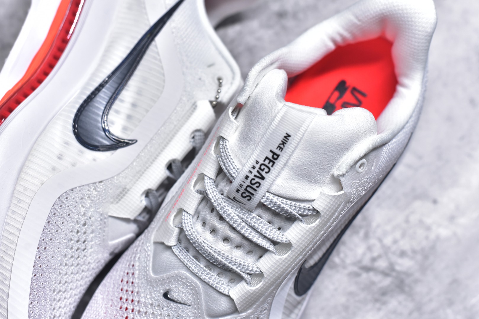 图片[9]-#NK Pegasus Premium 飞马全掌气垫跑步运动鞋 HQ2592-101 气垫的究极进化 NIKE2025新王炸 • 在特有Air科技加持下，耐克带来全新Pegasus Premium。这款跑鞋在传承耐克飞马（Pegasus）系列标志性的缓震功能的同时，将首次搭载耐克的塑型可视化Air Zoom气垫单元。• 塑型Air Zoom气垫单元贴合脚部的自然轮廓，帮助跑者在从后跟到脚趾的过渡中能够有效传递力量，带来一种前所未有的轻盈、顺畅回馈体验。中底采用ZoomX泡绵，后跟则使用ReactX泡绵，为跑者提供稳定流畅的推进感。• 塑型可视化Air Zoom气垫单元和精心配置的泡绵组合，让Pegasus Premium成为耐克飞马系列中颇具能量回馈的鞋款。• 全新Pegasus Premium不仅展示了耐克势头强劲的创新周期，证明了其特有的Air科技的强大实力，更体现了耐克倾听和服务运动员的能力。尺码：36 36.5 37.5 38 38.5 39 40 40.5 41 42 42.5 43 44 44.5 45 46-选品中心