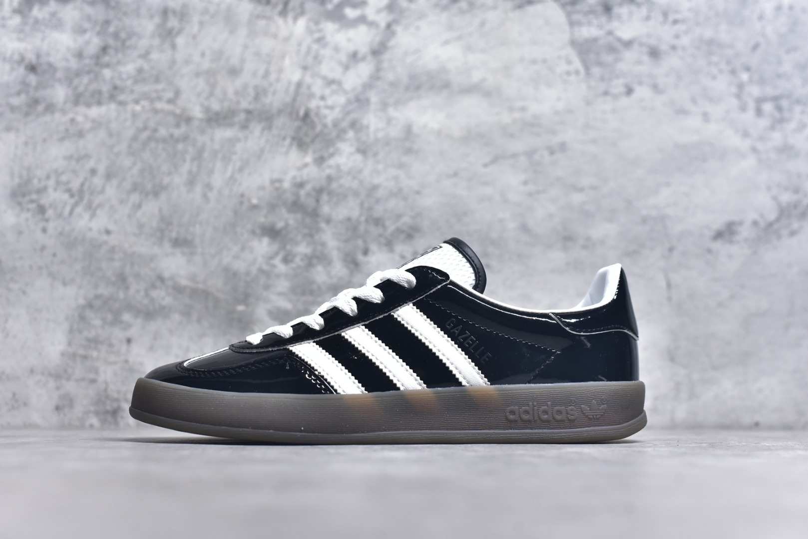 #AD Gazelle Indoor Trainers 羚羊内训系列低帮复古百搭休闲运动德训风板鞋 JQ8124 90年代经典的复刻版！自60年代以足球训练鞋面世以来,Gazelle就以其经典设计席卷全球。1991年版本的复刻,再造经典Gazelle。采用皮革打造,搭配浊色细节,让这款经典更加简约。尺码：35.5-45-选品中心