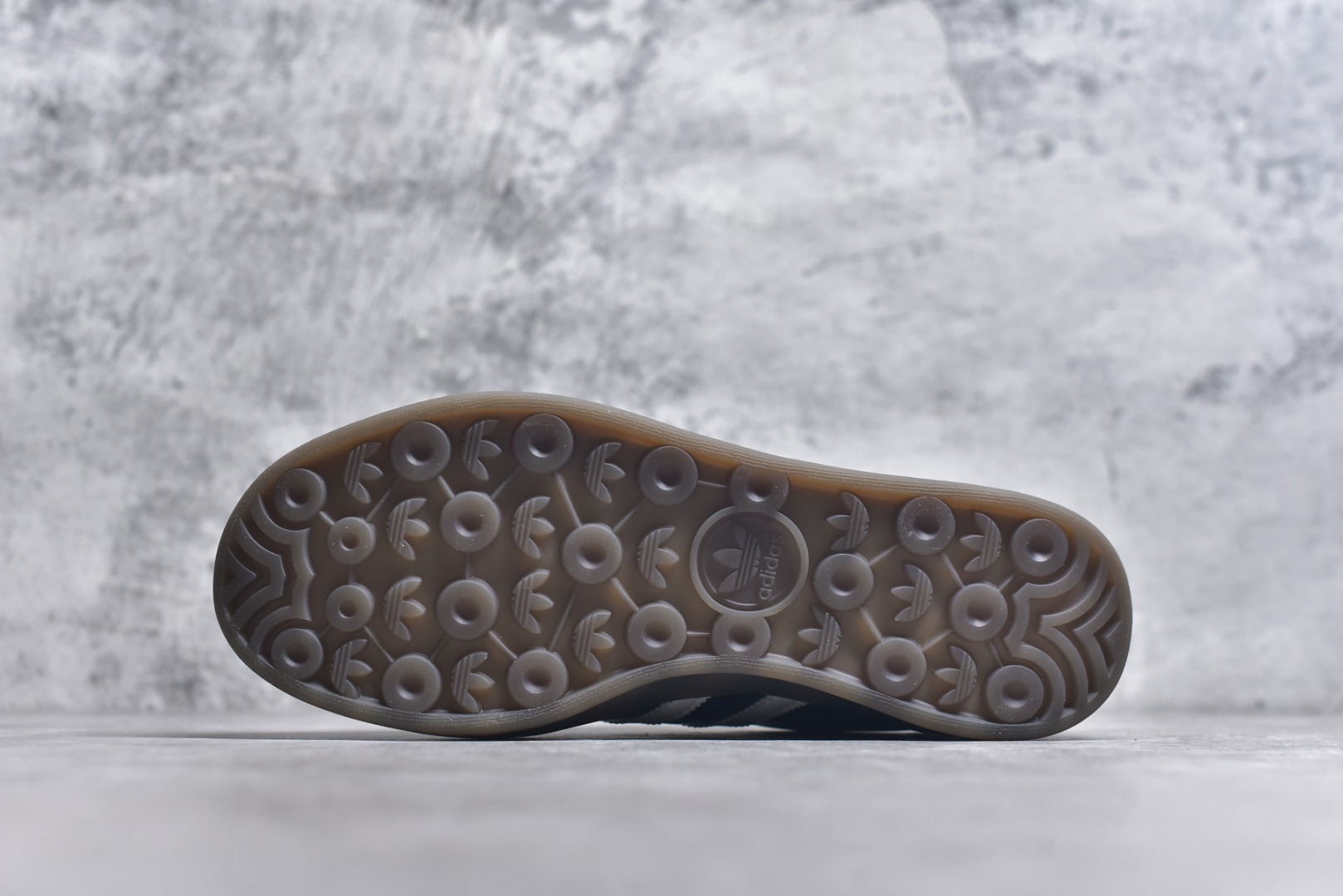 图片[6]-#AD Gazelle Indoor Trainers 羚羊内训系列低帮复古百搭休闲运动德训风板鞋 JQ8124 90年代经典的复刻版！自60年代以足球训练鞋面世以来,Gazelle就以其经典设计席卷全球。1991年版本的复刻,再造经典Gazelle。采用皮革打造,搭配浊色细节,让这款经典更加简约。尺码：35.5-45-选品中心
