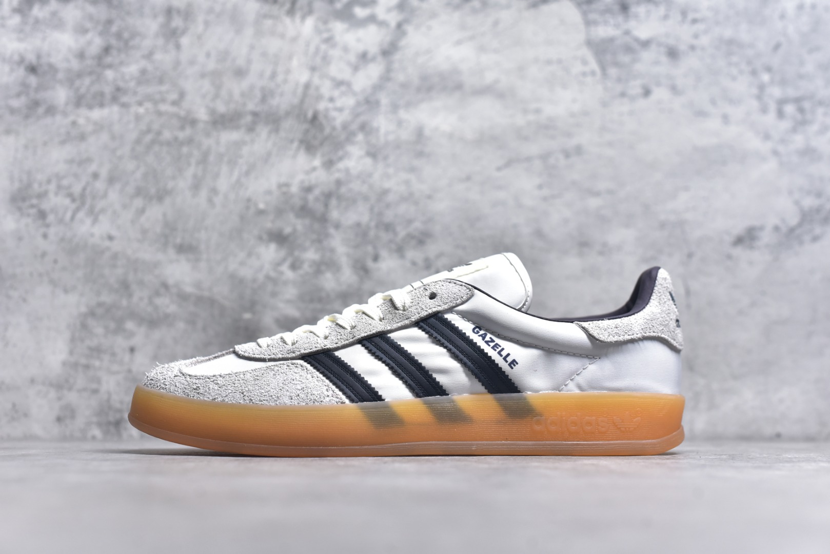 #AD Gazelle Indoor Trainers 羚羊内训系列低帮复古百搭休闲运动德训风板鞋 IH9985 90年代经典的复刻版！自60年代以足球训练鞋面世以来,Gazelle就以其经典设计席卷全球。1991年版本的复刻,再造经典Gazelle。采用皮革打造,搭配浊色细节,让这款经典更加简约。尺码：35.5-45-选品中心