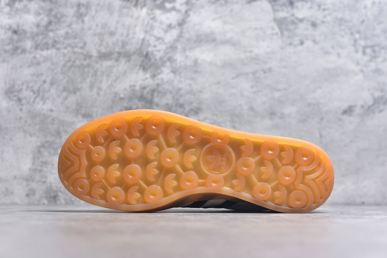 图片[6]-#AD Gazelle Indoor Trainers 羚羊内训系列低帮复古百搭休闲运动德训风板鞋 IH9985 90年代经典的复刻版！自60年代以足球训练鞋面世以来,Gazelle就以其经典设计席卷全球。1991年版本的复刻,再造经典Gazelle。采用皮革打造,搭配浊色细节,让这款经典更加简约。尺码：35.5-45-选品中心