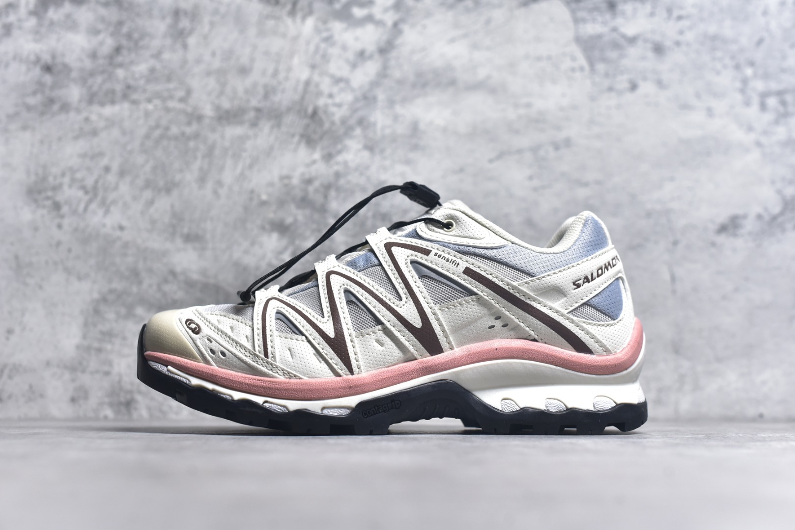 #Salomon XT-QUEST ADV 萨洛蒙潮流越野机能户外功能鞋 纯原外贸平台特供订单 耗时半年巨作 全套原纸板楦头开发 原厂特供网布配套加持 确保原汁原味 完美呈现版型 原档数据独家私模五层组合大底 男女鞋同步官方开发至46.5 原装Ortholite轻量化鞋垫 中底布带钢印编号 原厂TPU锁扣 进口港宝加持 后跟自然饱满 还原公司包裹性 基于 SALOMON 初代 XT 鞋身造型并搭载 4D ADVANCED CHASSIS™ 大底打造而成 为这款 XT-QUEST 带来了多项足部控制与保护等功能性 如在运动过程中控制左右晃动的过程而提高稳定性、改善长途越野过程中足中到足尖的过渡、提高感知岩石的精确度以抵抗尖锐物体对脚底的伤害以及采用动态缓冲来增强穿着舒适感 从而减轻疲劳感 使 XT-QUEST 成为一双舒适且安全的户外之履 尺码：36 36.5 37.5 38 38.5 39 40 40.5 41 42 42.5 43 44 44.5 45-选品中心