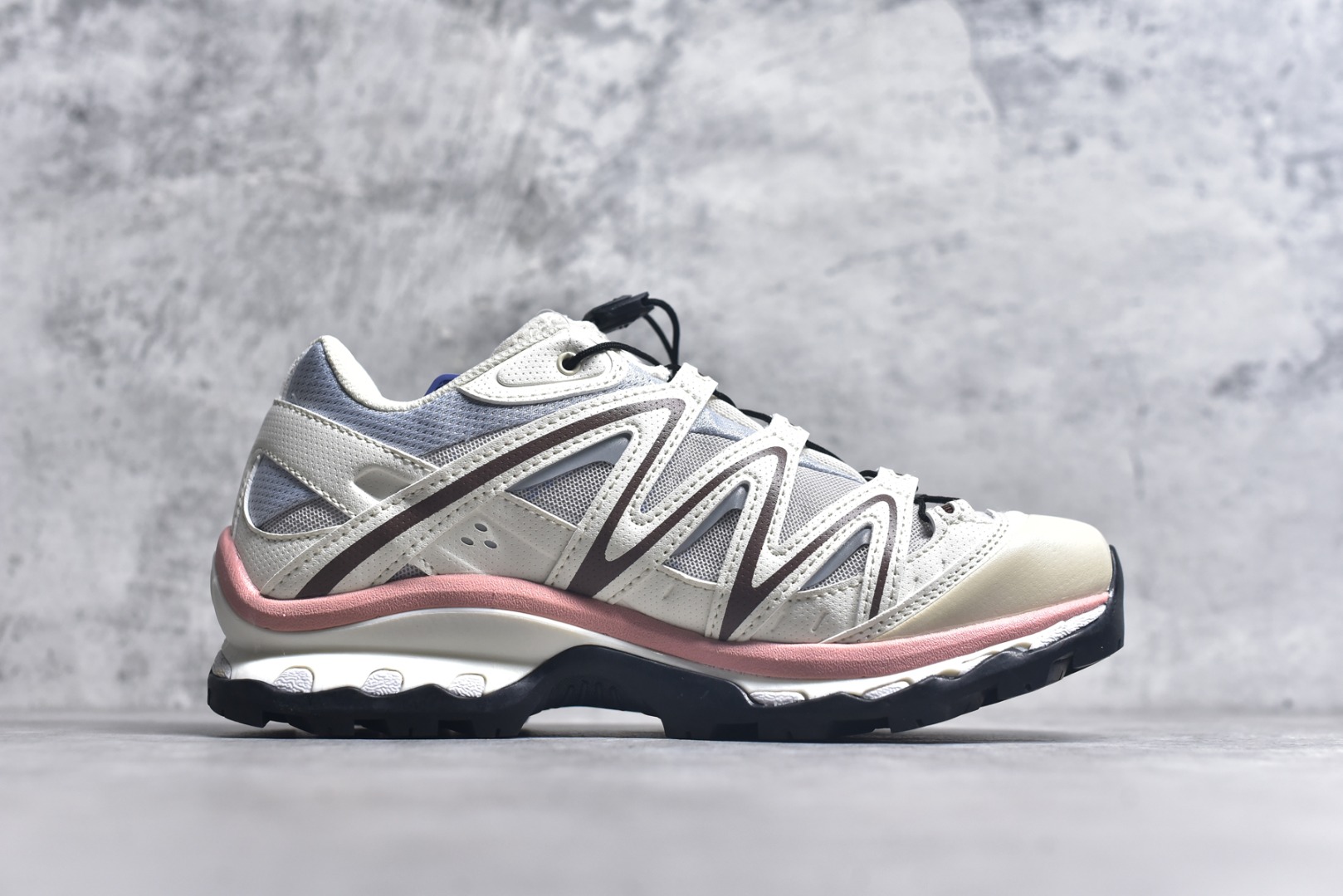 图片[3]-#Salomon XT-QUEST ADV 萨洛蒙潮流越野机能户外功能鞋 纯原外贸平台特供订单 耗时半年巨作 全套原纸板楦头开发 原厂特供网布配套加持 确保原汁原味 完美呈现版型 原档数据独家私模五层组合大底 男女鞋同步官方开发至46.5 原装Ortholite轻量化鞋垫 中底布带钢印编号 原厂TPU锁扣 进口港宝加持 后跟自然饱满 还原公司包裹性 基于 SALOMON 初代 XT 鞋身造型并搭载 4D ADVANCED CHASSIS™ 大底打造而成 为这款 XT-QUEST 带来了多项足部控制与保护等功能性 如在运动过程中控制左右晃动的过程而提高稳定性、改善长途越野过程中足中到足尖的过渡、提高感知岩石的精确度以抵抗尖锐物体对脚底的伤害以及采用动态缓冲来增强穿着舒适感 从而减轻疲劳感 使 XT-QUEST 成为一双舒适且安全的户外之履 尺码：36 36.5 37.5 38 38.5 39 40 40.5 41 42 42.5 43 44 44.5 45-选品中心
