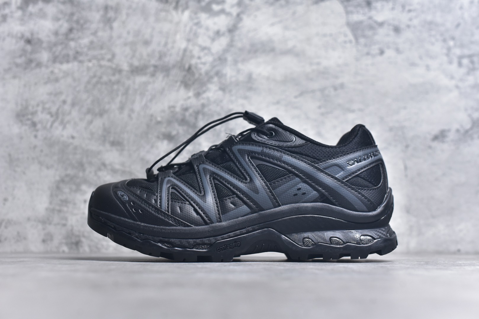#Salomon XT-QUEST ADV 萨洛蒙潮流越野机能户外功能鞋 纯原外贸平台特供订单 耗时半年巨作 全套原纸板楦头开发 原厂特供网布配套加持 确保原汁原味 完美呈现版型 原档数据独家私模五层组合大底 男女鞋同步官方开发至46.5 原装Ortholite轻量化鞋垫 中底布带钢印编号 原厂TPU锁扣 进口港宝加持 后跟自然饱满 还原公司包裹性 基于 SALOMON 初代 XT 鞋身造型并搭载 4D ADVANCED CHASSIS™ 大底打造而成 为这款 XT-QUEST 带来了多项足部控制与保护等功能性 如在运动过程中控制左右晃动的过程而提高稳定性、改善长途越野过程中足中到足尖的过渡、提高感知岩石的精确度以抵抗尖锐物体对脚底的伤害以及采用动态缓冲来增强穿着舒适感 从而减轻疲劳感 使 XT-QUEST 成为一双舒适且安全的户外之履 尺码：36 36.5 37.5 38 38.5 39 40 40.5 41 42 42.5 43 44 44.5 45-选品中心