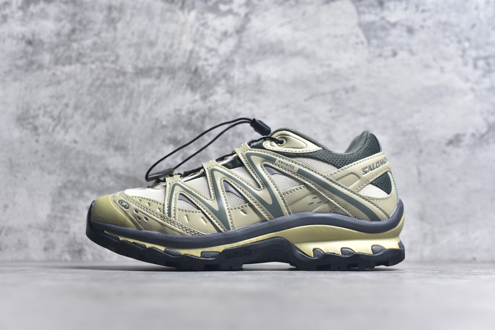 #Salomon XT-QUEST ADV 萨洛蒙潮流越野机能户外功能鞋 纯原外贸平台特供订单 耗时半年巨作 全套原纸板楦头开发 原厂特供网布配套加持 确保原汁原味 完美呈现版型 原档数据独家私模五层组合大底 男女鞋同步官方开发至46.5 原装Ortholite轻量化鞋垫 中底布带钢印编号 原厂TPU锁扣 进口港宝加持 后跟自然饱满 还原公司包裹性 基于 SALOMON 初代 XT 鞋身造型并搭载 4D ADVANCED CHASSIS™ 大底打造而成 为这款 XT-QUEST 带来了多项足部控制与保护等功能性 如在运动过程中控制左右晃动的过程而提高稳定性、改善长途越野过程中足中到足尖的过渡、提高感知岩石的精确度以抵抗尖锐物体对脚底的伤害以及采用动态缓冲来增强穿着舒适感 从而减轻疲劳感 使 XT-QUEST 成为一双舒适且安全的户外之履 尺码：36 36.5 37.5 38 38.5 39 40 40.5 41 42 42.5 43 44 44.5 45-选品中心