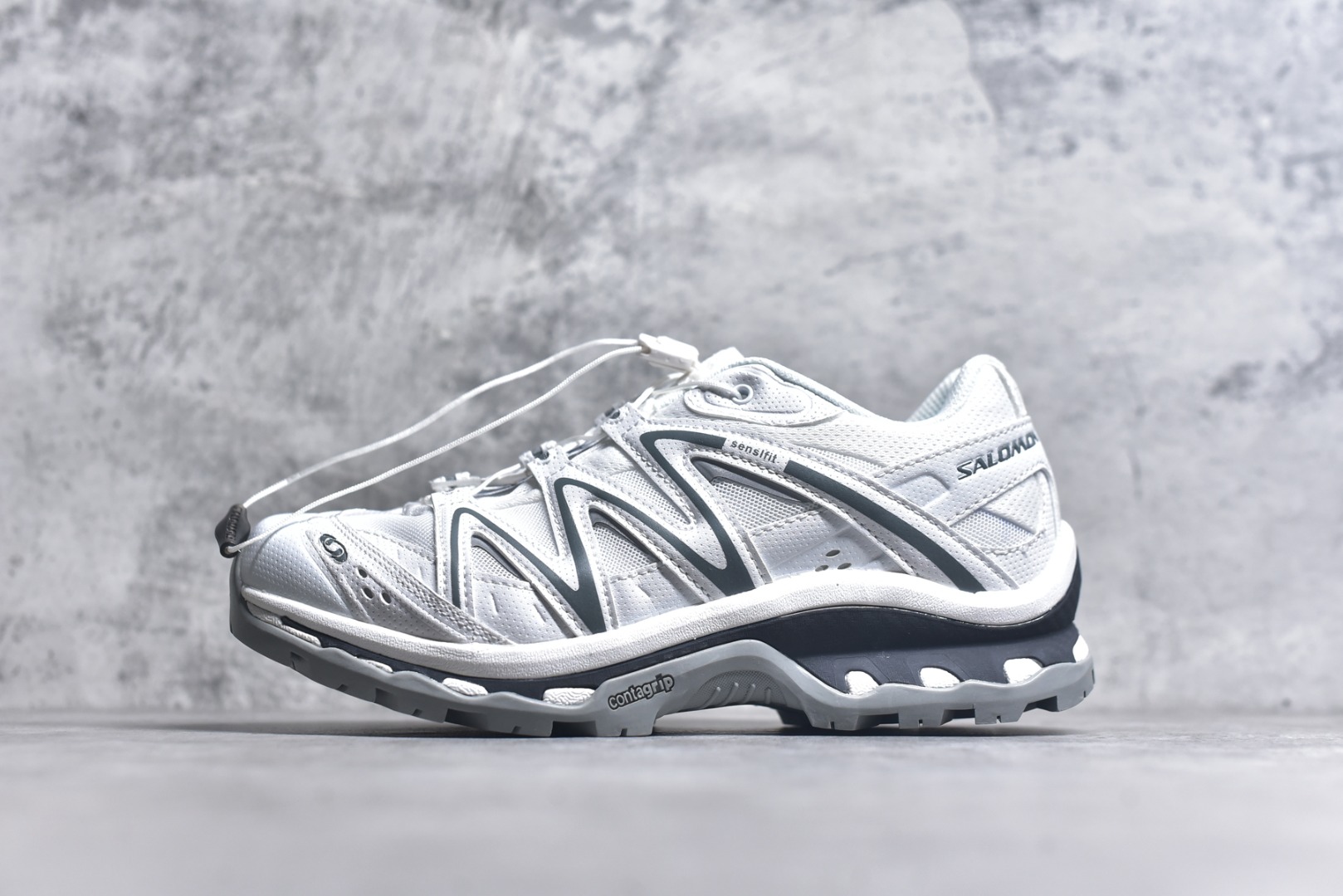 #Salomon XT-QUEST ADV 萨洛蒙潮流越野机能户外功能鞋 纯原外贸平台特供订单 耗时半年巨作 全套原纸板楦头开发 原厂特供网布配套加持 确保原汁原味 完美呈现版型 原档数据独家私模五层组合大底 男女鞋同步官方开发至46.5 原装Ortholite轻量化鞋垫 中底布带钢印编号 原厂TPU锁扣 进口港宝加持 后跟自然饱满 还原公司包裹性 基于 SALOMON 初代 XT 鞋身造型并搭载 4D ADVANCED CHASSIS™ 大底打造而成 为这款 XT-QUEST 带来了多项足部控制与保护等功能性 如在运动过程中控制左右晃动的过程而提高稳定性、改善长途越野过程中足中到足尖的过渡、提高感知岩石的精确度以抵抗尖锐物体对脚底的伤害以及采用动态缓冲来增强穿着舒适感 从而减轻疲劳感 使 XT-QUEST 成为一双舒适且安全的户外之履 尺码：36 36.5 37.5 38 38.5 39 40 40.5 41 42 42.5 43 44 44.5 45-选品中心