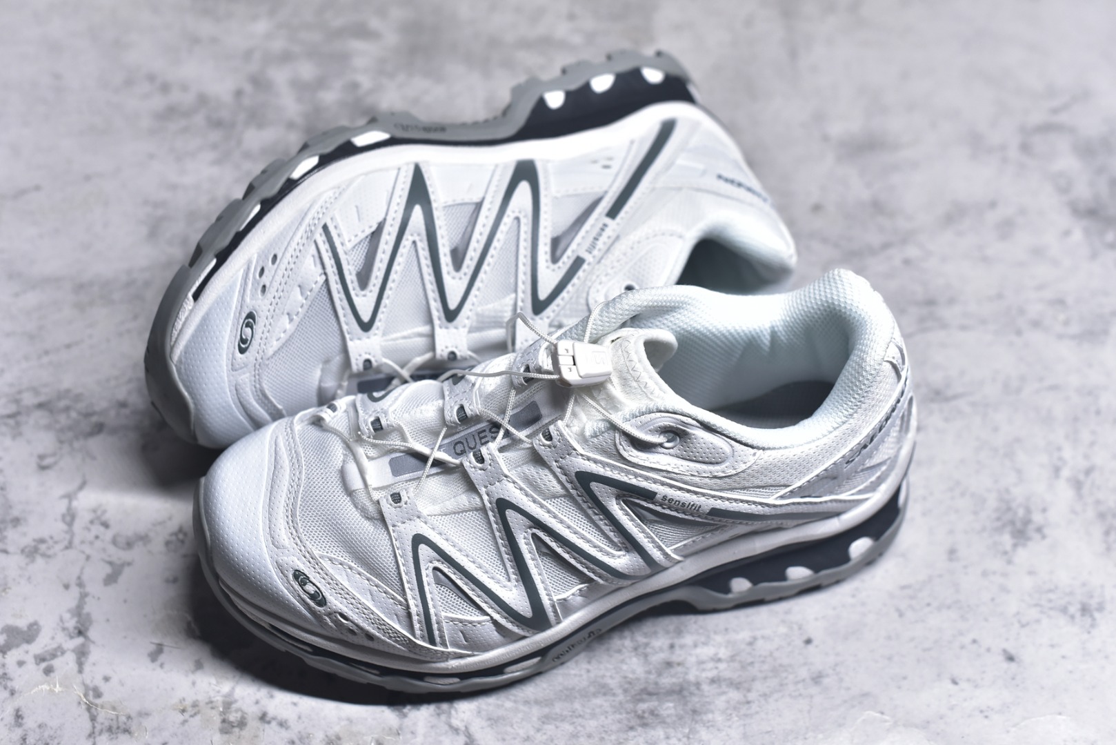 图片[7]-#Salomon XT-QUEST ADV 萨洛蒙潮流越野机能户外功能鞋 纯原外贸平台特供订单 耗时半年巨作 全套原纸板楦头开发 原厂特供网布配套加持 确保原汁原味 完美呈现版型 原档数据独家私模五层组合大底 男女鞋同步官方开发至46.5 原装Ortholite轻量化鞋垫 中底布带钢印编号 原厂TPU锁扣 进口港宝加持 后跟自然饱满 还原公司包裹性 基于 SALOMON 初代 XT 鞋身造型并搭载 4D ADVANCED CHASSIS™ 大底打造而成 为这款 XT-QUEST 带来了多项足部控制与保护等功能性 如在运动过程中控制左右晃动的过程而提高稳定性、改善长途越野过程中足中到足尖的过渡、提高感知岩石的精确度以抵抗尖锐物体对脚底的伤害以及采用动态缓冲来增强穿着舒适感 从而减轻疲劳感 使 XT-QUEST 成为一双舒适且安全的户外之履 尺码：36 36.5 37.5 38 38.5 39 40 40.5 41 42 42.5 43 44 44.5 45-选品中心