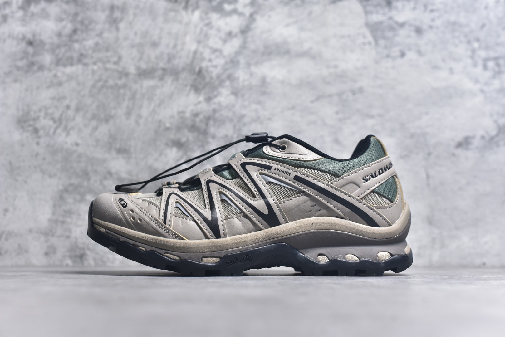 #Salomon XT-QUEST ADV 萨洛蒙潮流越野机能户外功能鞋 纯原外贸平台特供订单 耗时半年巨作 全套原纸板楦头开发 原厂特供网布配套加持 确保原汁原味 完美呈现版型 原档数据独家私模五层组合大底 男女鞋同步官方开发至46.5 原装Ortholite轻量化鞋垫 中底布带钢印编号 原厂TPU锁扣 进口港宝加持 后跟自然饱满 还原公司包裹性 基于 SALOMON 初代 XT 鞋身造型并搭载 4D ADVANCED CHASSIS™ 大底打造而成 为这款 XT-QUEST 带来了多项足部控制与保护等功能性 如在运动过程中控制左右晃动的过程而提高稳定性、改善长途越野过程中足中到足尖的过渡、提高感知岩石的精确度以抵抗尖锐物体对脚底的伤害以及采用动态缓冲来增强穿着舒适感 从而减轻疲劳感 使 XT-QUEST 成为一双舒适且安全的户外之履 尺码：36 36.5 37.5 38 38.5 39 40 40.5 41 42 42.5 43 44 44.5 45-选品中心