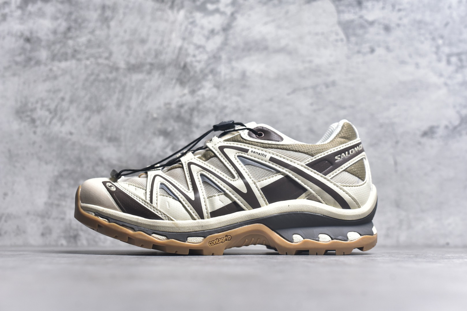 #Salomon XT-QUEST ADV 萨洛蒙潮流越野机能户外功能鞋 纯原外贸平台特供订单 耗时半年巨作 全套原纸板楦头开发 原厂特供网布配套加持 确保原汁原味 完美呈现版型 原档数据独家私模五层组合大底 男女鞋同步官方开发至46.5 原装Ortholite轻量化鞋垫 中底布带钢印编号 原厂TPU锁扣 进口港宝加持 后跟自然饱满 还原公司包裹性 基于 SALOMON 初代 XT 鞋身造型并搭载 4D ADVANCED CHASSIS™ 大底打造而成 为这款 XT-QUEST 带来了多项足部控制与保护等功能性 如在运动过程中控制左右晃动的过程而提高稳定性、改善长途越野过程中足中到足尖的过渡、提高感知岩石的精确度以抵抗尖锐物体对脚底的伤害以及采用动态缓冲来增强穿着舒适感 从而减轻疲劳感 使 XT-QUEST 成为一双舒适且安全的户外之履 尺码：36 36.5 37.5 38 38.5 39 40 40.5 41 42 42.5 43 44 44.5 45-选品中心