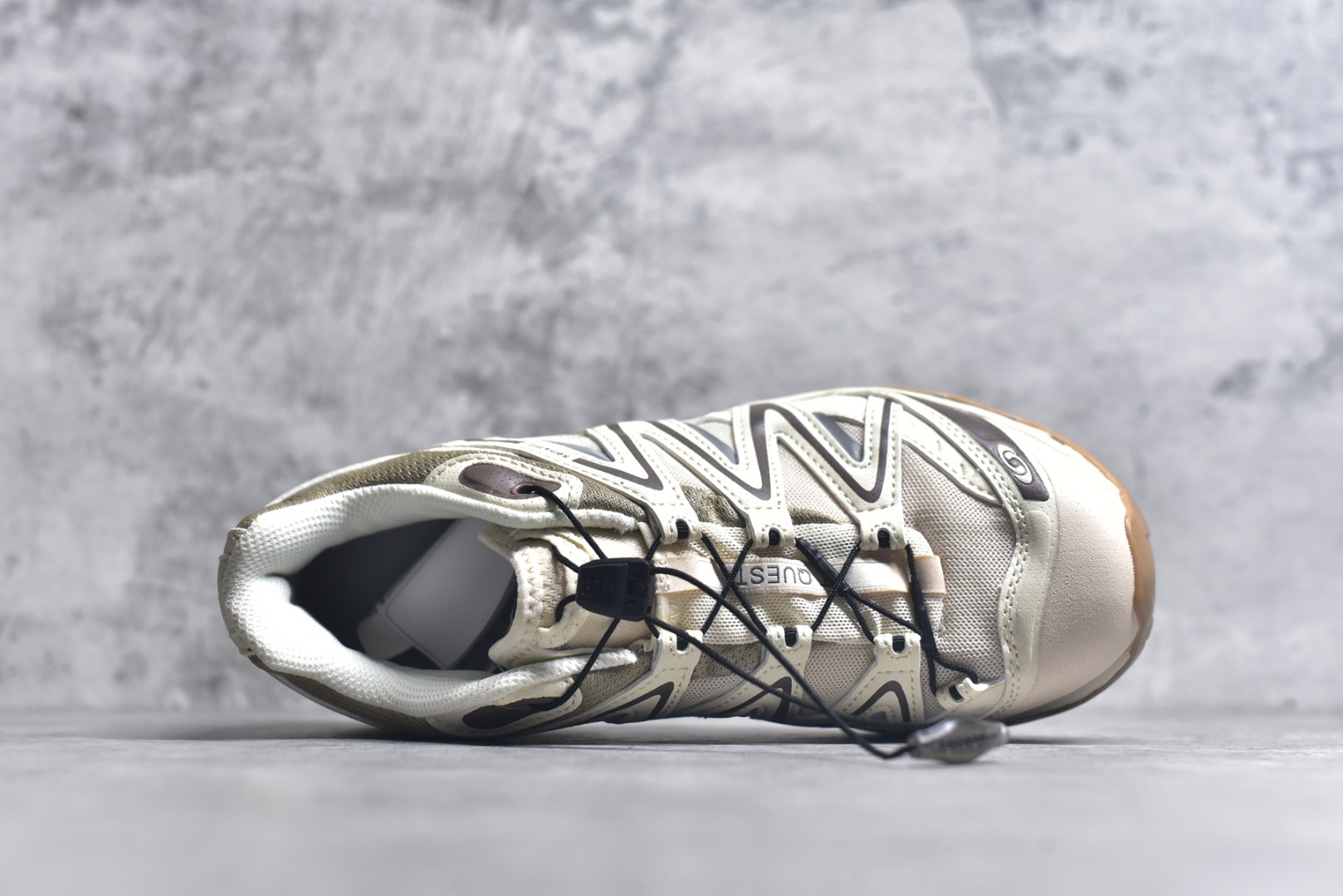 图片[4]-#Salomon XT-QUEST ADV 萨洛蒙潮流越野机能户外功能鞋 纯原外贸平台特供订单 耗时半年巨作 全套原纸板楦头开发 原厂特供网布配套加持 确保原汁原味 完美呈现版型 原档数据独家私模五层组合大底 男女鞋同步官方开发至46.5 原装Ortholite轻量化鞋垫 中底布带钢印编号 原厂TPU锁扣 进口港宝加持 后跟自然饱满 还原公司包裹性 基于 SALOMON 初代 XT 鞋身造型并搭载 4D ADVANCED CHASSIS™ 大底打造而成 为这款 XT-QUEST 带来了多项足部控制与保护等功能性 如在运动过程中控制左右晃动的过程而提高稳定性、改善长途越野过程中足中到足尖的过渡、提高感知岩石的精确度以抵抗尖锐物体对脚底的伤害以及采用动态缓冲来增强穿着舒适感 从而减轻疲劳感 使 XT-QUEST 成为一双舒适且安全的户外之履 尺码：36 36.5 37.5 38 38.5 39 40 40.5 41 42 42.5 43 44 44.5 45-选品中心