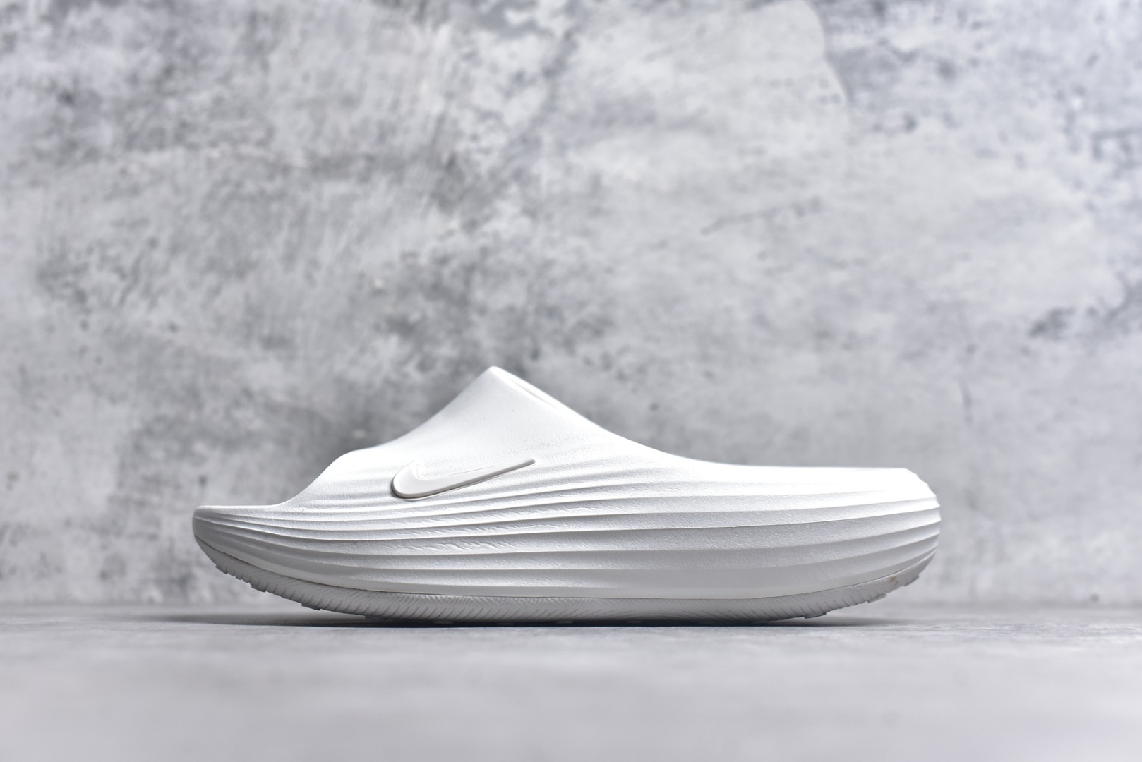 #Nike ReactX REJUVEN8 Slide耐克 简约舒适 洞洞鞋由兼具轻便性和耐用性的EVA泡沫打造拖鞋的外观十分吸引人 融合了舒适与时尚的元素 延续了简约独特的美学风尚 一体式的设计在打破传统设计风格的同时 具有高辨识度及质感 货号：HV4479 100 尺码：36-45-选品中心