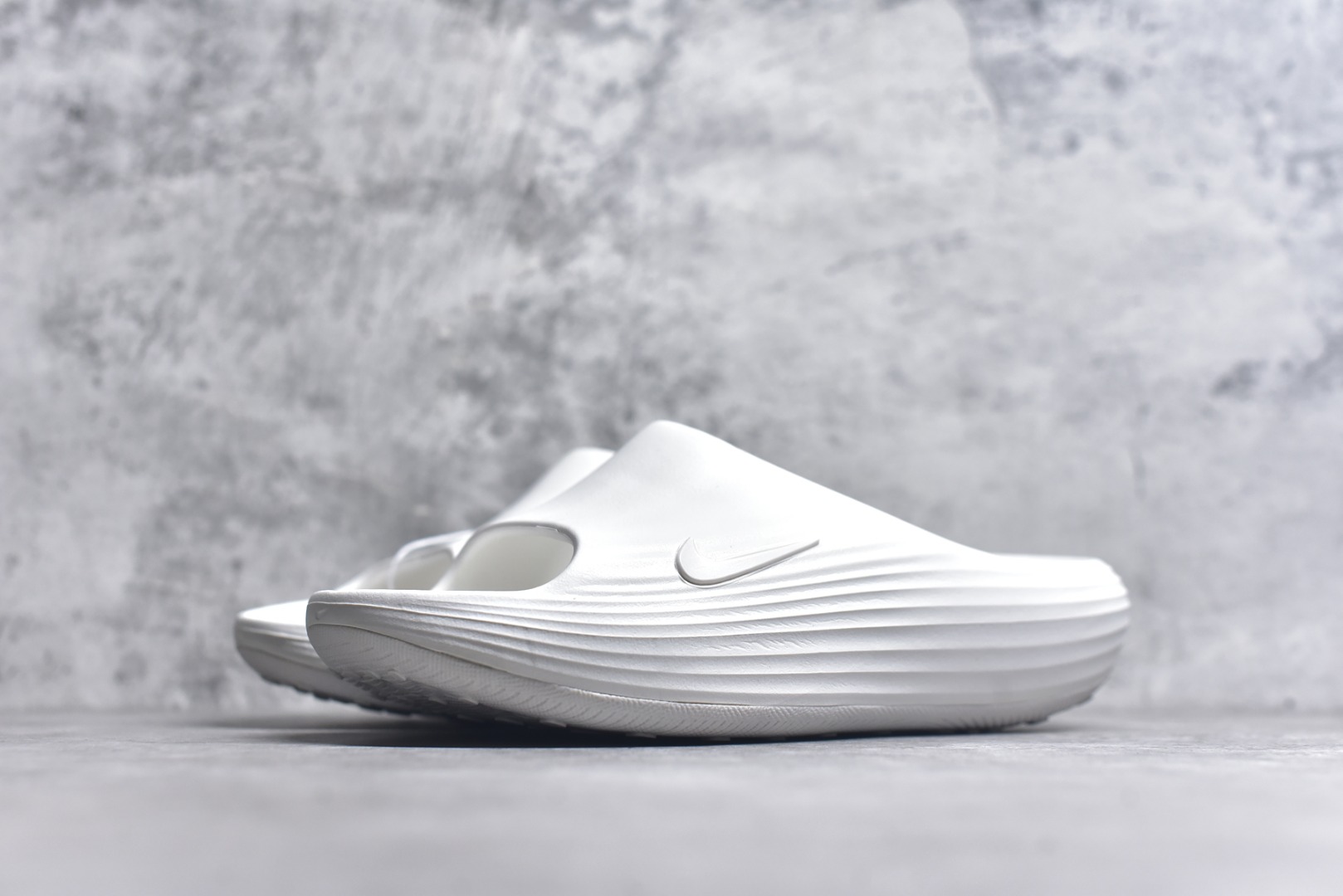 图片[2]-#Nike ReactX REJUVEN8 Slide耐克 简约舒适 洞洞鞋由兼具轻便性和耐用性的EVA泡沫打造拖鞋的外观十分吸引人 融合了舒适与时尚的元素 延续了简约独特的美学风尚 一体式的设计在打破传统设计风格的同时 具有高辨识度及质感 货号：HV4479 100 尺码：36-45-选品中心