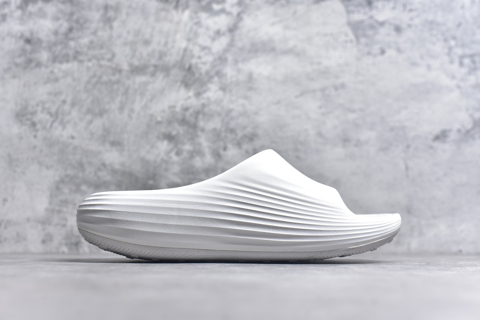 图片[3]-#Nike ReactX REJUVEN8 Slide耐克 简约舒适 洞洞鞋由兼具轻便性和耐用性的EVA泡沫打造拖鞋的外观十分吸引人 融合了舒适与时尚的元素 延续了简约独特的美学风尚 一体式的设计在打破传统设计风格的同时 具有高辨识度及质感 货号：HV4479 100 尺码：36-45-选品中心