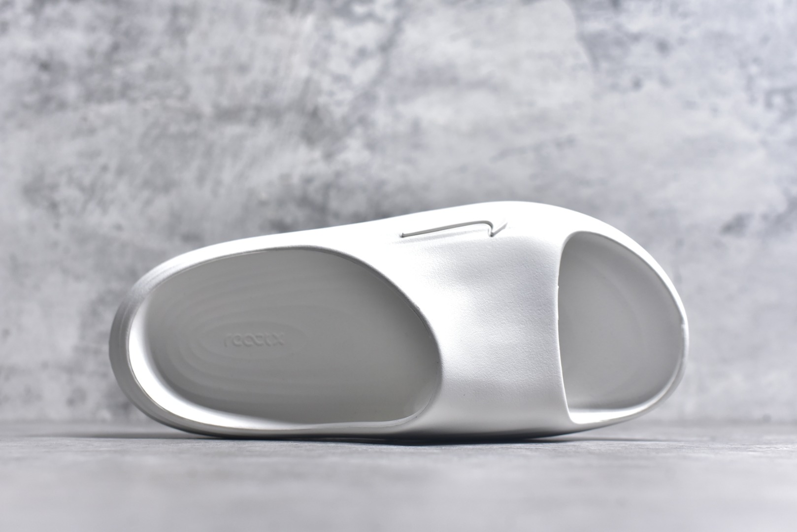 图片[4]-#Nike ReactX REJUVEN8 Slide耐克 简约舒适 洞洞鞋由兼具轻便性和耐用性的EVA泡沫打造拖鞋的外观十分吸引人 融合了舒适与时尚的元素 延续了简约独特的美学风尚 一体式的设计在打破传统设计风格的同时 具有高辨识度及质感 货号：HV4479 100 尺码：36-45-选品中心