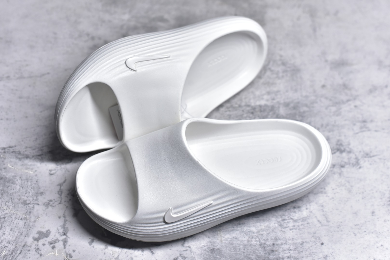 图片[7]-#Nike ReactX REJUVEN8 Slide耐克 简约舒适 洞洞鞋由兼具轻便性和耐用性的EVA泡沫打造拖鞋的外观十分吸引人 融合了舒适与时尚的元素 延续了简约独特的美学风尚 一体式的设计在打破传统设计风格的同时 具有高辨识度及质感 货号：HV4479 100 尺码：36-45-选品中心