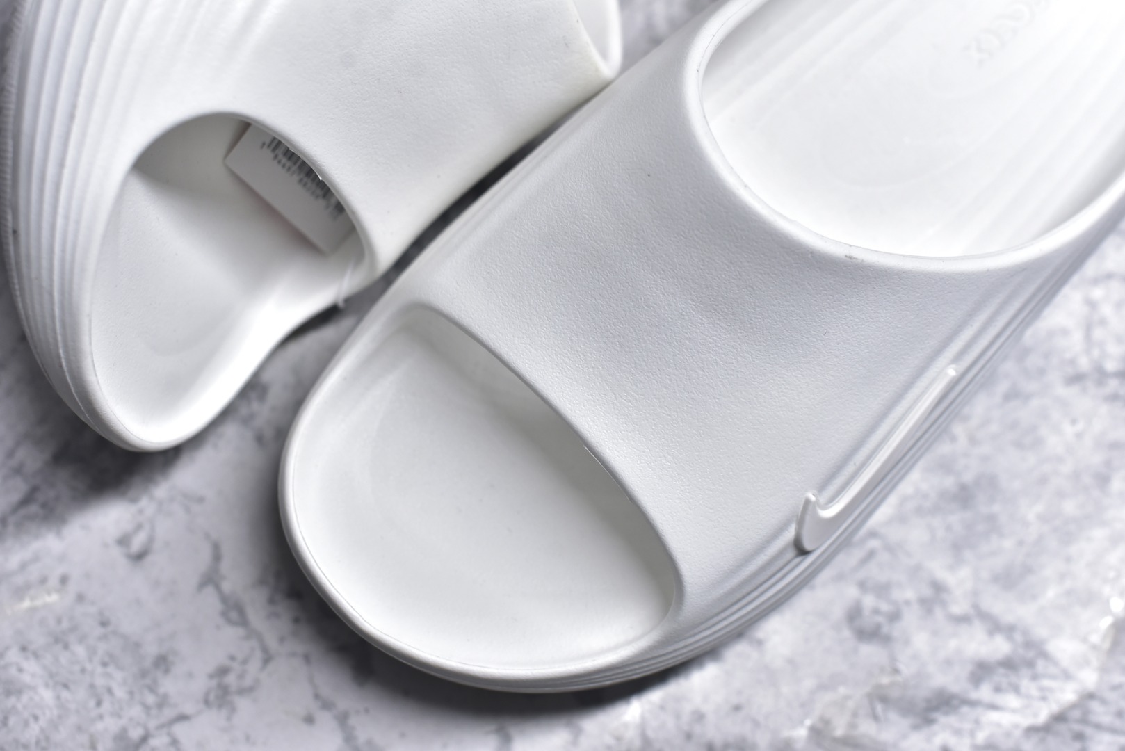 图片[8]-#Nike ReactX REJUVEN8 Slide耐克 简约舒适 洞洞鞋由兼具轻便性和耐用性的EVA泡沫打造拖鞋的外观十分吸引人 融合了舒适与时尚的元素 延续了简约独特的美学风尚 一体式的设计在打破传统设计风格的同时 具有高辨识度及质感 货号：HV4479 100 尺码：36-45-选品中心