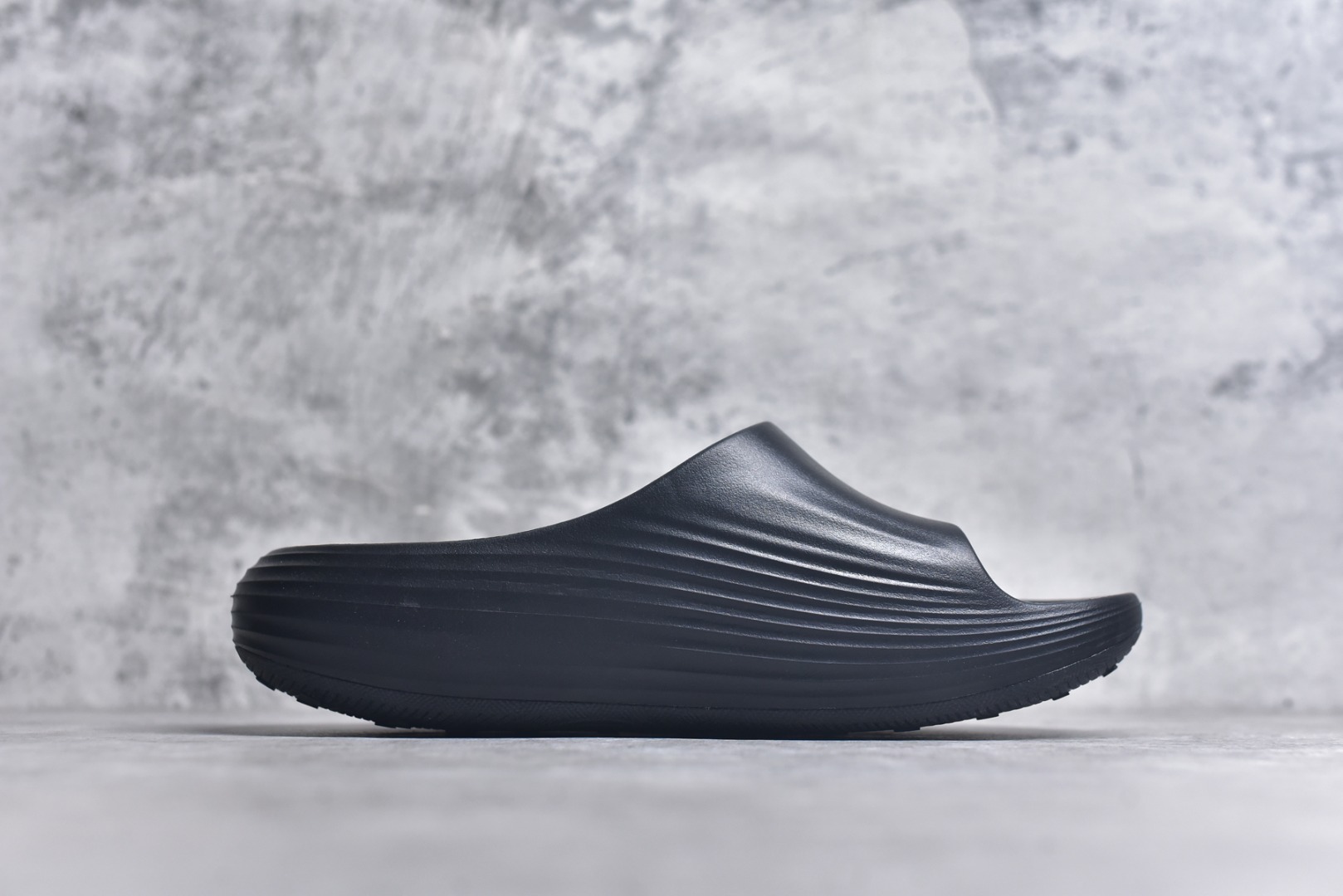 图片[3]-#Nike ReactX REJUVEN8 Slide耐克 简约舒适 洞洞鞋由兼具轻便性和耐用性的EVA泡沫打造拖鞋的外观十分吸引人 融合了舒适与时尚的元素 延续了简约独特的美学风尚 一体式的设计在打破传统设计风格的同时 具有高辨识度及质感 货号：HV4479 001 尺码：36-45-选品中心