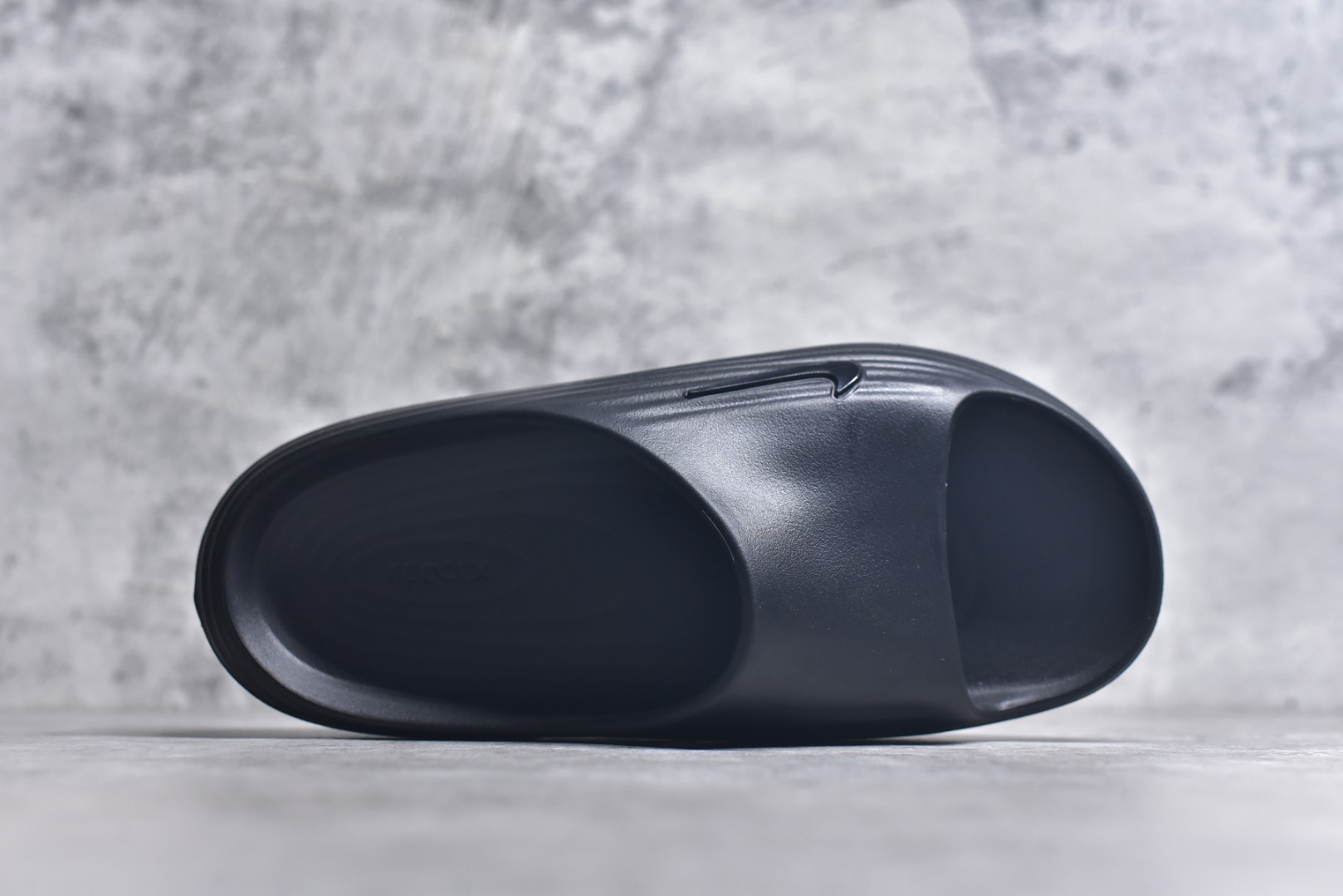 图片[4]-#Nike ReactX REJUVEN8 Slide耐克 简约舒适 洞洞鞋由兼具轻便性和耐用性的EVA泡沫打造拖鞋的外观十分吸引人 融合了舒适与时尚的元素 延续了简约独特的美学风尚 一体式的设计在打破传统设计风格的同时 具有高辨识度及质感 货号：HV4479 001 尺码：36-45-选品中心