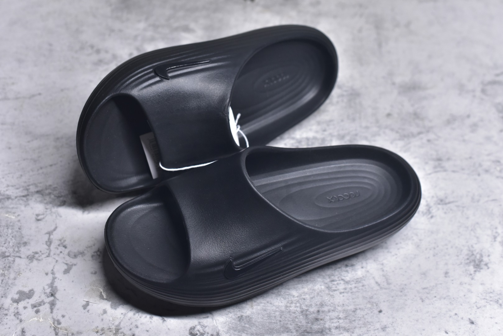 图片[7]-#Nike ReactX REJUVEN8 Slide耐克 简约舒适 洞洞鞋由兼具轻便性和耐用性的EVA泡沫打造拖鞋的外观十分吸引人 融合了舒适与时尚的元素 延续了简约独特的美学风尚 一体式的设计在打破传统设计风格的同时 具有高辨识度及质感 货号：HV4479 001 尺码：36-45-选品中心