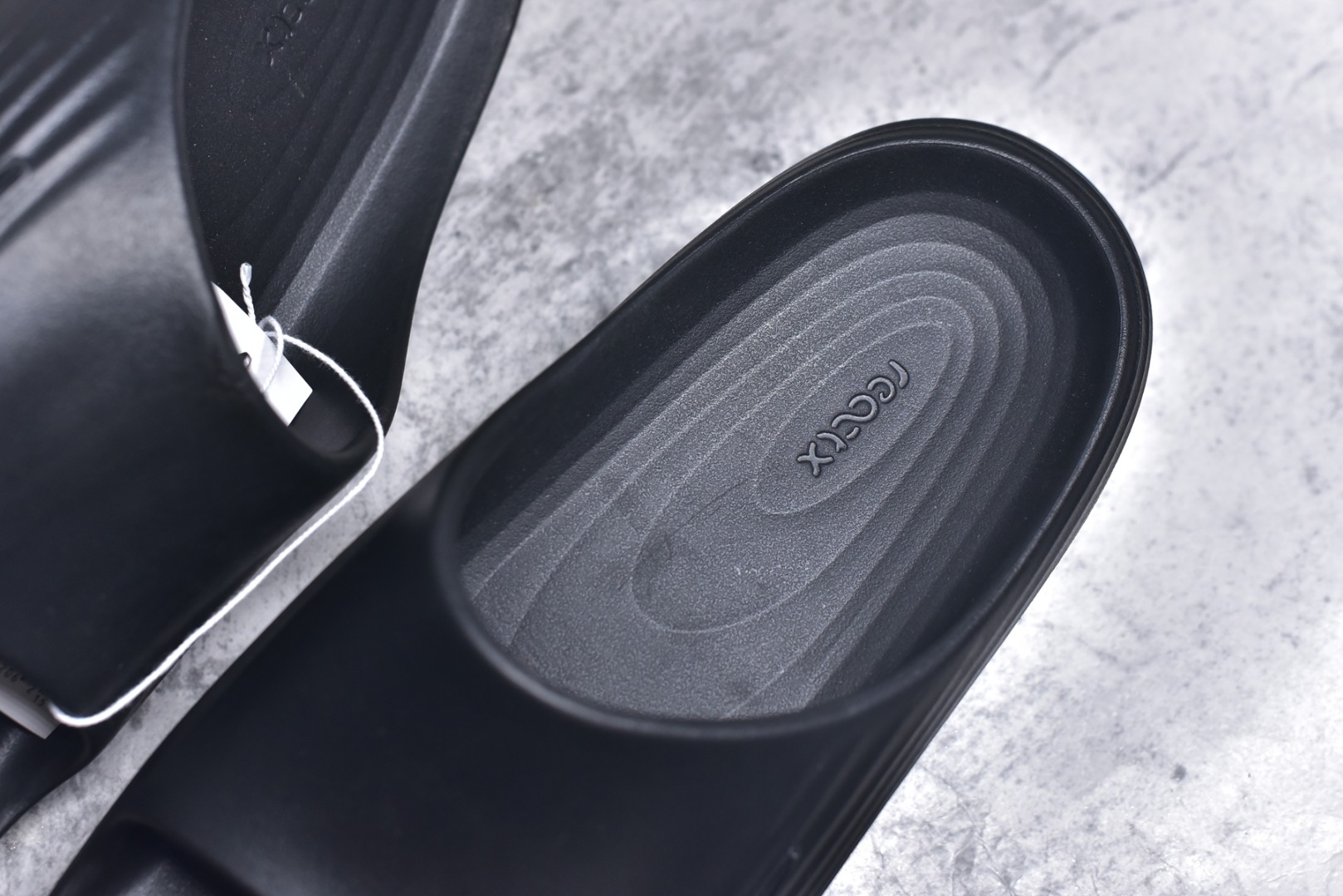 图片[9]-#Nike ReactX REJUVEN8 Slide耐克 简约舒适 洞洞鞋由兼具轻便性和耐用性的EVA泡沫打造拖鞋的外观十分吸引人 融合了舒适与时尚的元素 延续了简约独特的美学风尚 一体式的设计在打破传统设计风格的同时 具有高辨识度及质感 货号：HV4479 001 尺码：36-45-选品中心