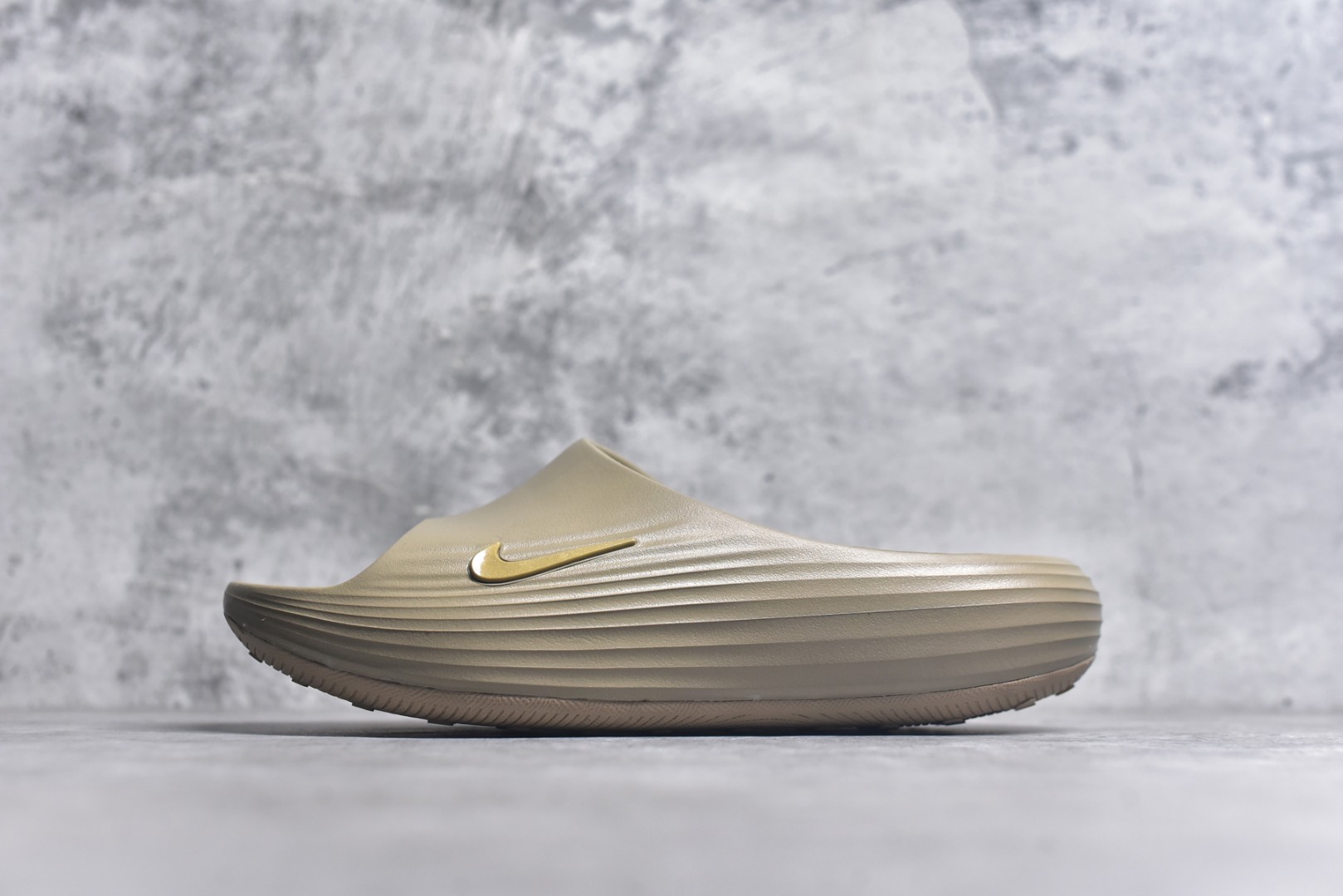 #Nike ReactX REJUVEN8 Slide耐克 简约舒适 洞洞鞋由兼具轻便性和耐用性的EVA泡沫打造拖鞋的外观十分吸引人 融合了舒适与时尚的元素 延续了简约独特的美学风尚 一体式的设计在打破传统设计风格的同时 具有高辨识度及质感 货号：HV4479 200 尺码：36-45-选品中心