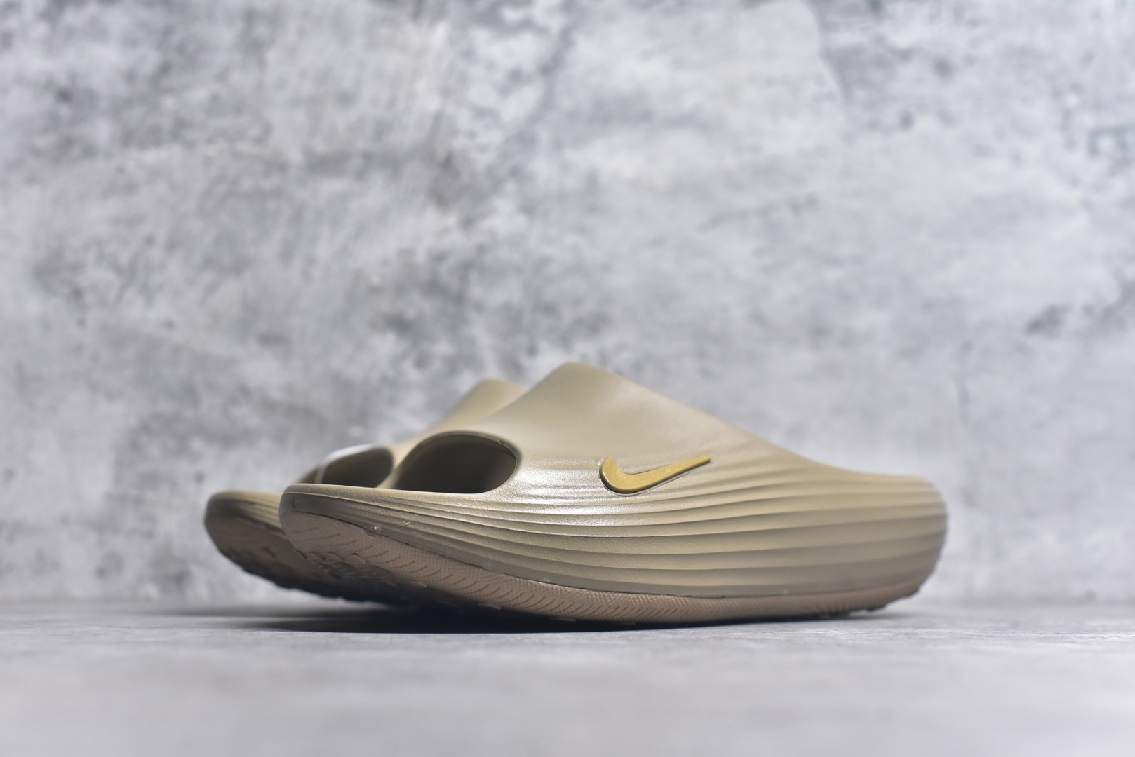 图片[2]-#Nike ReactX REJUVEN8 Slide耐克 简约舒适 洞洞鞋由兼具轻便性和耐用性的EVA泡沫打造拖鞋的外观十分吸引人 融合了舒适与时尚的元素 延续了简约独特的美学风尚 一体式的设计在打破传统设计风格的同时 具有高辨识度及质感 货号：HV4479 200 尺码：36-45-选品中心