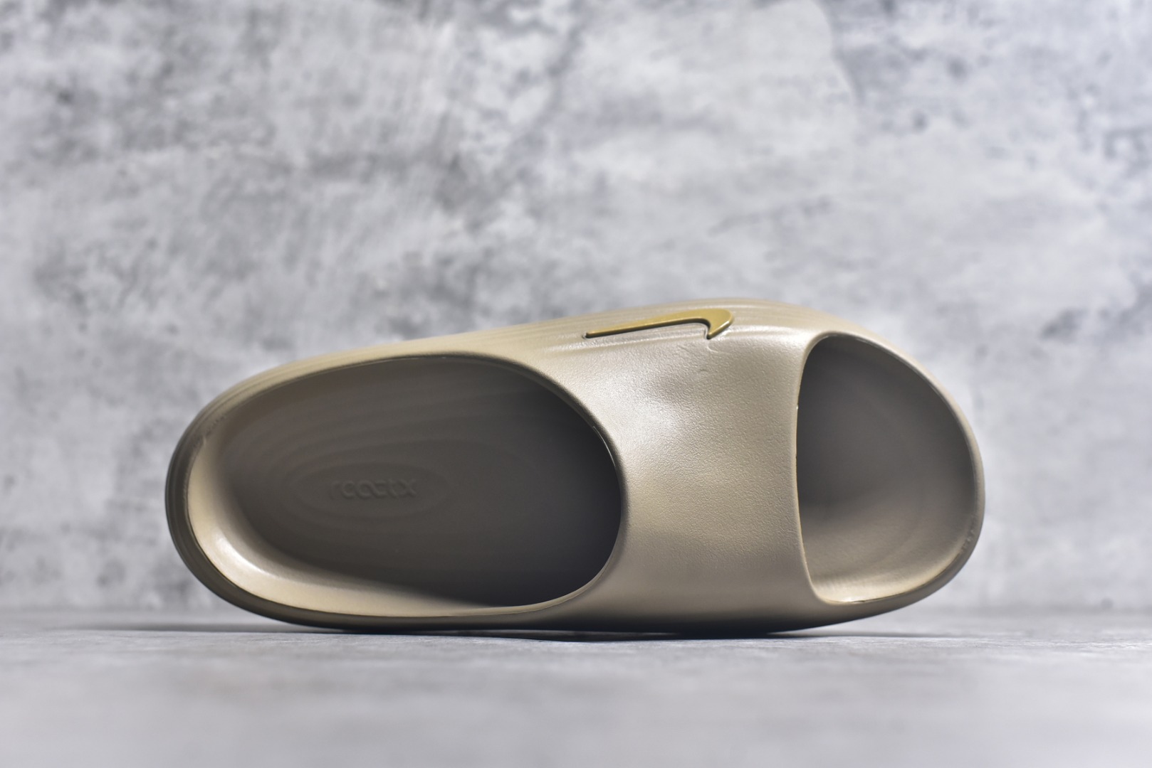 图片[4]-#Nike ReactX REJUVEN8 Slide耐克 简约舒适 洞洞鞋由兼具轻便性和耐用性的EVA泡沫打造拖鞋的外观十分吸引人 融合了舒适与时尚的元素 延续了简约独特的美学风尚 一体式的设计在打破传统设计风格的同时 具有高辨识度及质感 货号：HV4479 200 尺码：36-45-选品中心