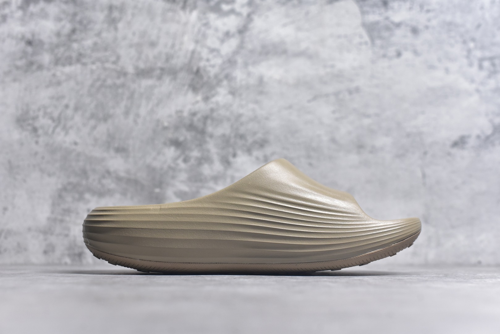 图片[3]-#Nike ReactX REJUVEN8 Slide耐克 简约舒适 洞洞鞋由兼具轻便性和耐用性的EVA泡沫打造拖鞋的外观十分吸引人 融合了舒适与时尚的元素 延续了简约独特的美学风尚 一体式的设计在打破传统设计风格的同时 具有高辨识度及质感 货号：HV4479 200 尺码：36-45-选品中心