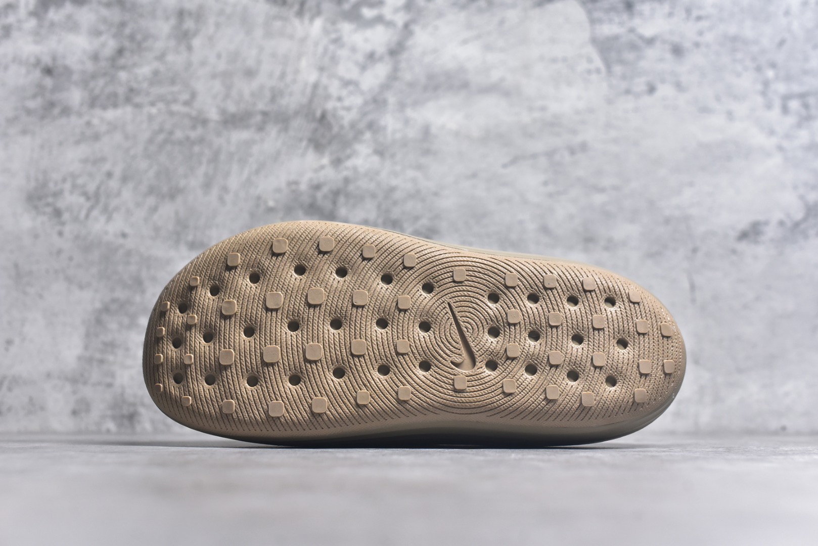 图片[6]-#Nike ReactX REJUVEN8 Slide耐克 简约舒适 洞洞鞋由兼具轻便性和耐用性的EVA泡沫打造拖鞋的外观十分吸引人 融合了舒适与时尚的元素 延续了简约独特的美学风尚 一体式的设计在打破传统设计风格的同时 具有高辨识度及质感 货号：HV4479 200 尺码：36-45-选品中心